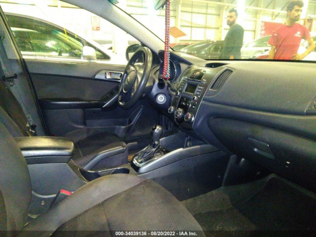 Photo 4 VIN: 00AFU4A21D5733475 - KIA FORTE 