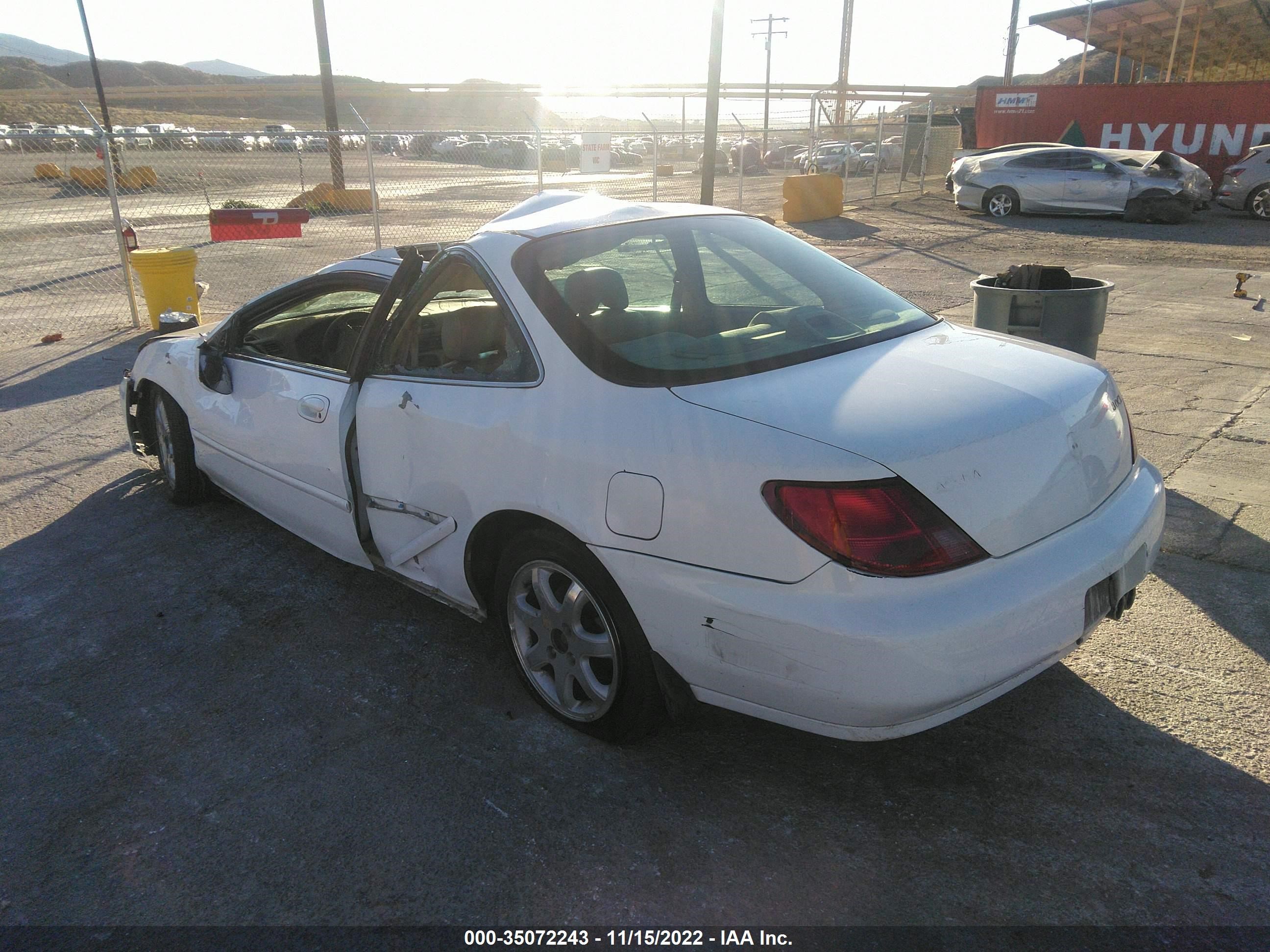 Photo 2 VIN: 19UYA2251WL008072 - ACURA CL 