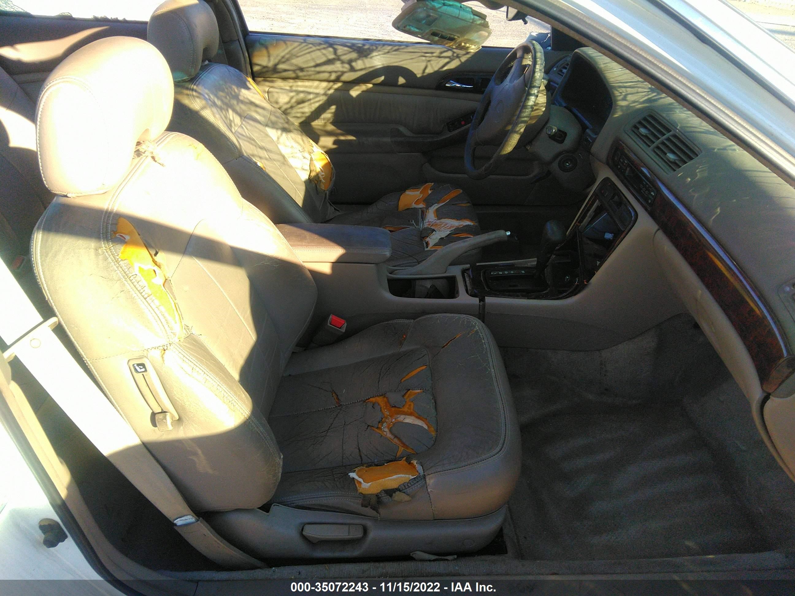 Photo 4 VIN: 19UYA2251WL008072 - ACURA CL 