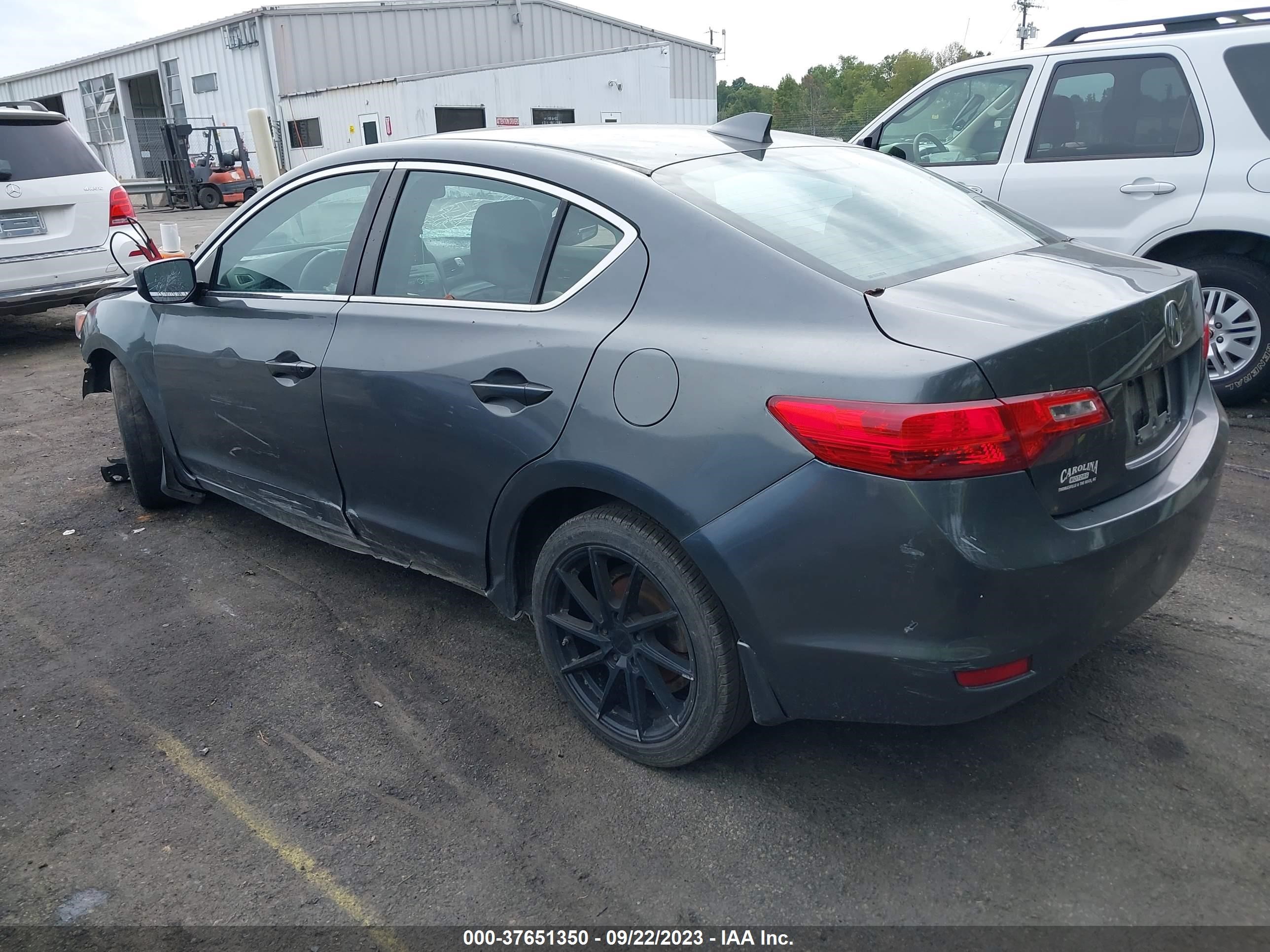 Photo 2 VIN: 19VDE1F39EE002038 - ACURA ILX 