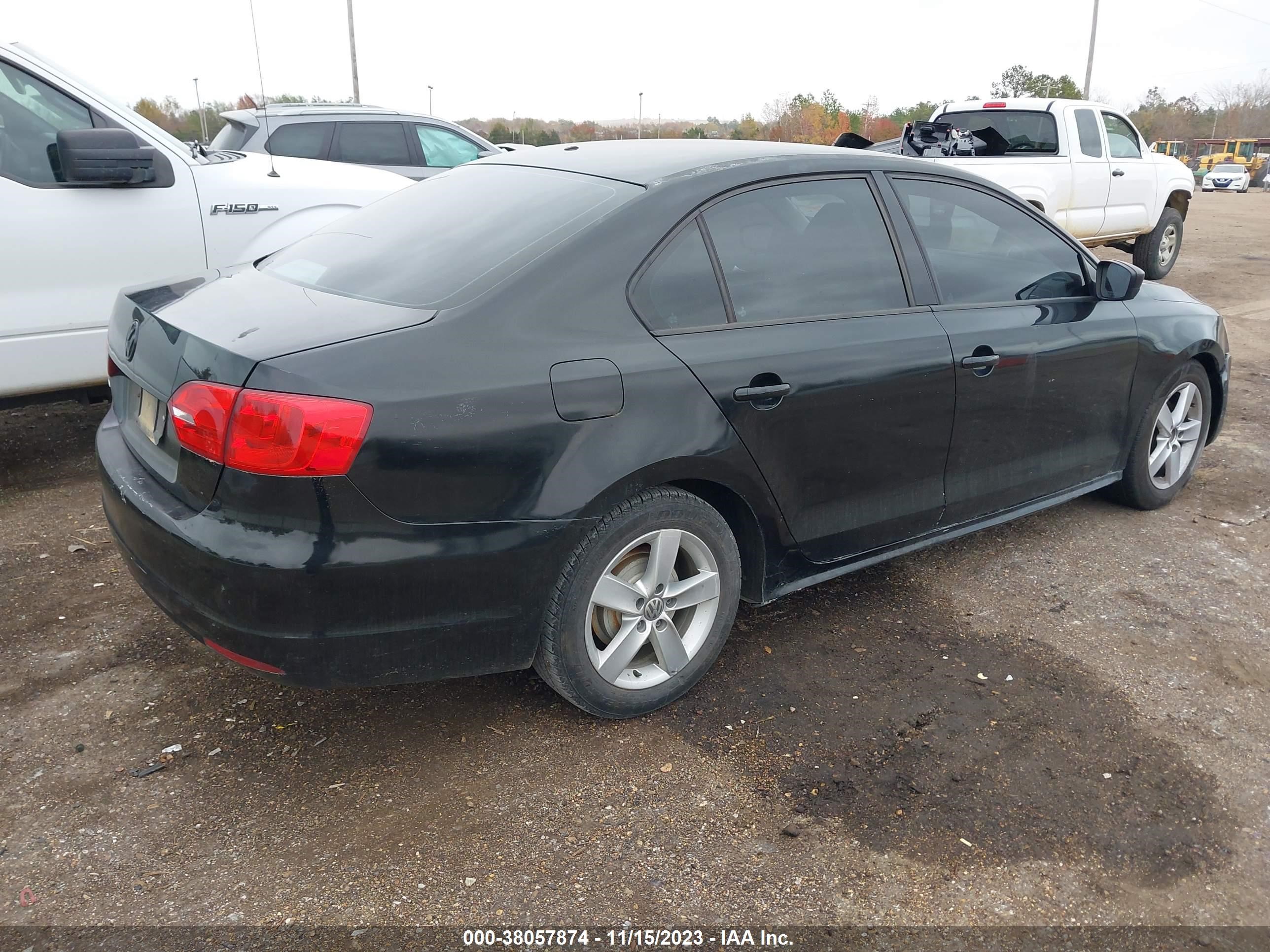 Photo 3 VIN: 19XFA1F90AE066236 - VOLKSWAGEN JETTA 