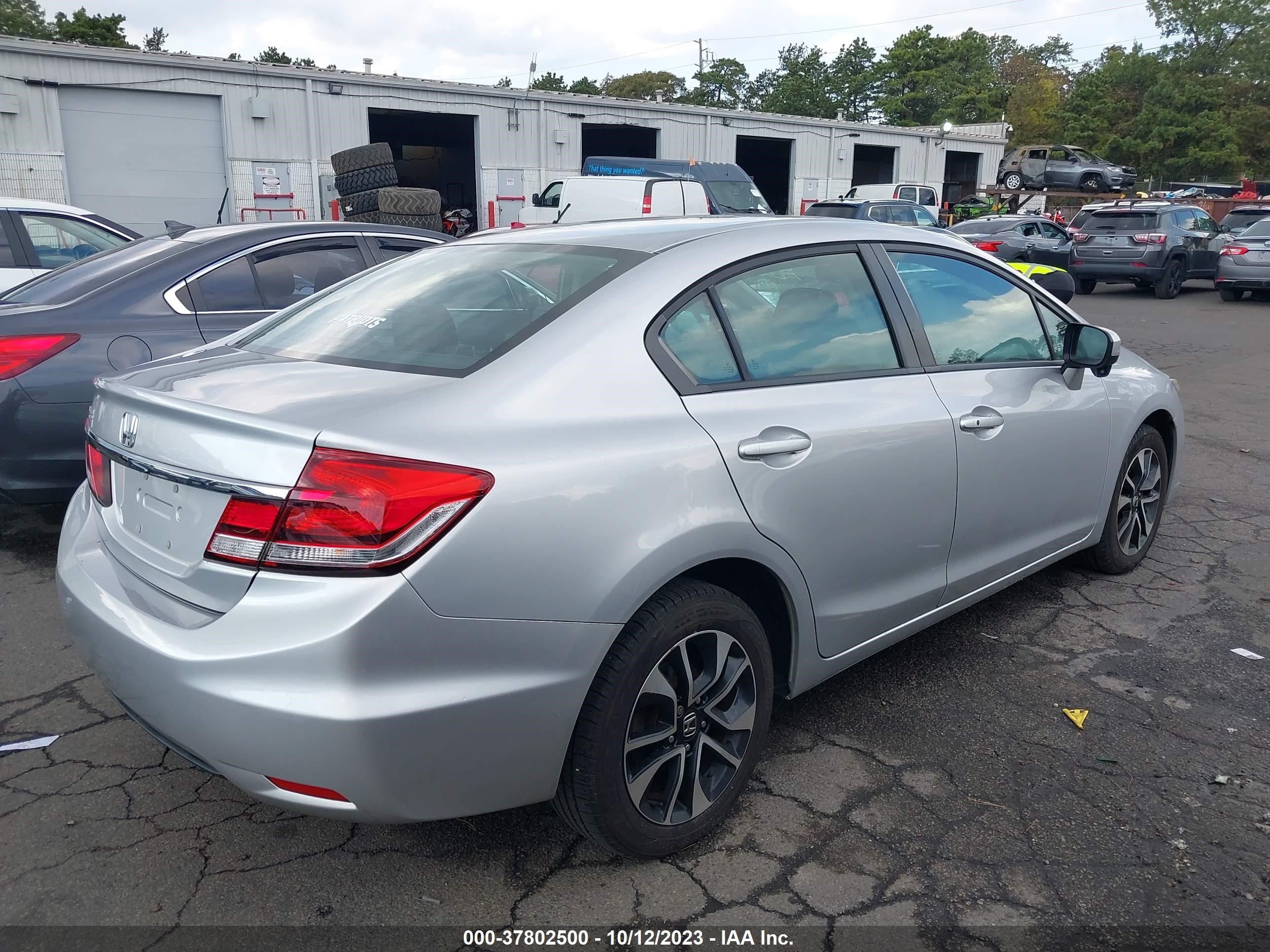 Photo 3 VIN: 19XFB2F89FE230925 - HONDA CIVIC 