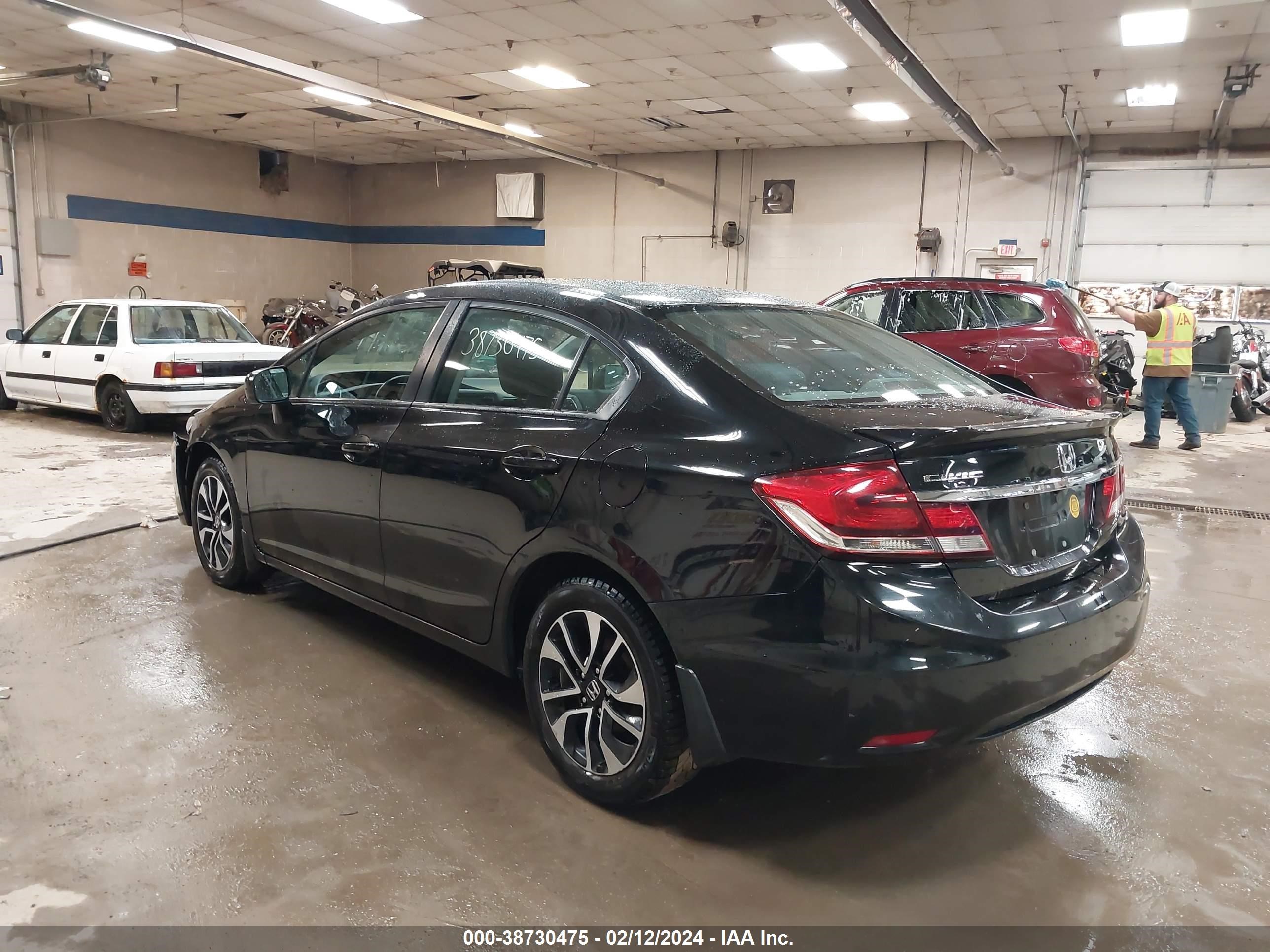 Photo 2 VIN: 19XFB2F8XFE063667 - HONDA CIVIC 