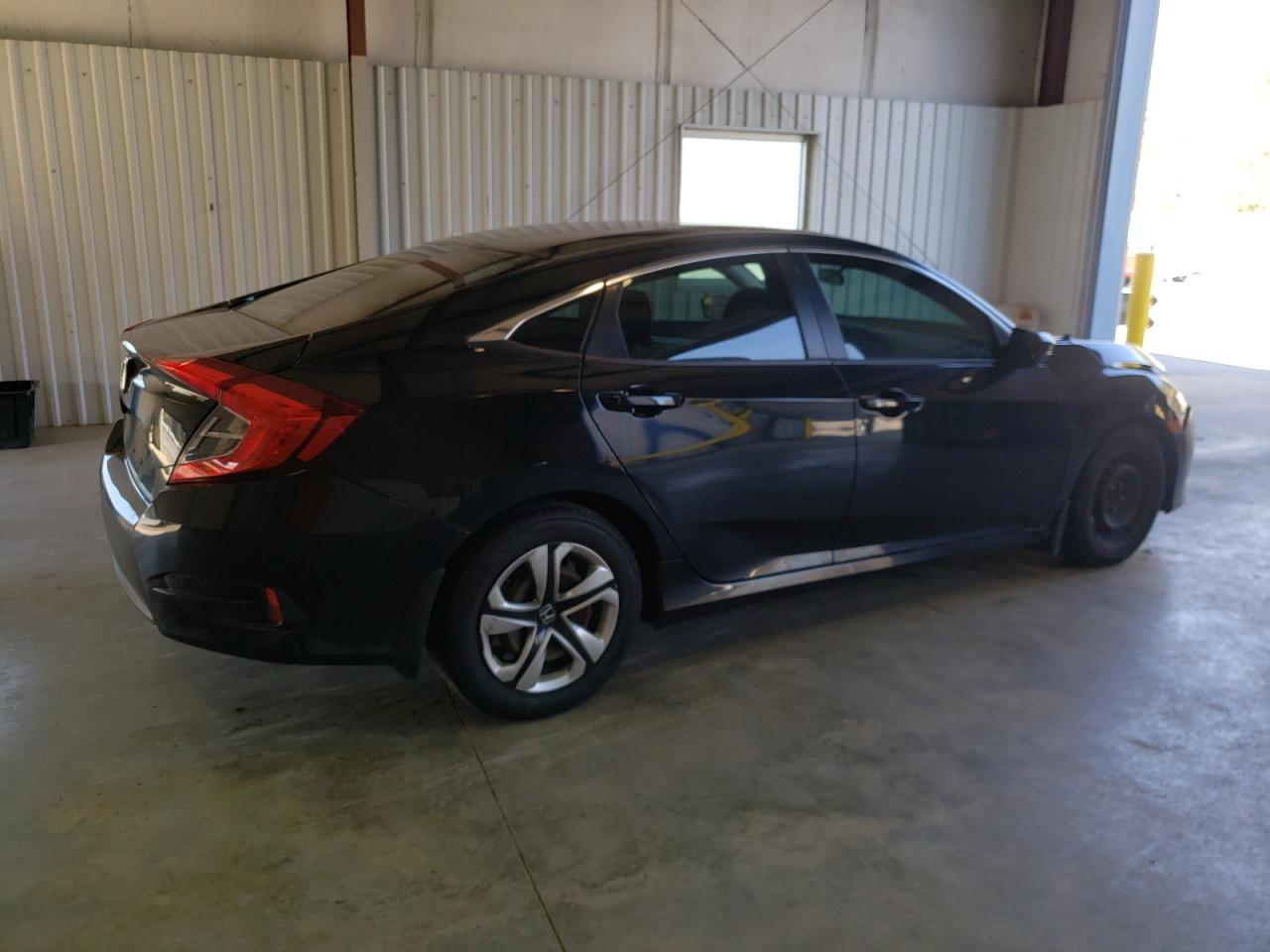 Photo 2 VIN: 19XFC2E5XHE025833 - HONDA CIVIC 