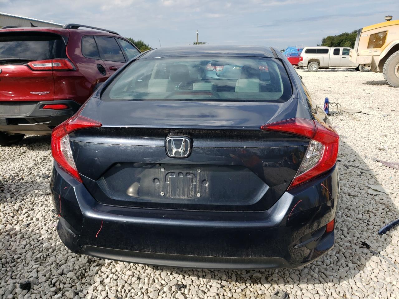 Photo 5 VIN: 19XFC2F5XJE002346 - HONDA CIVIC 