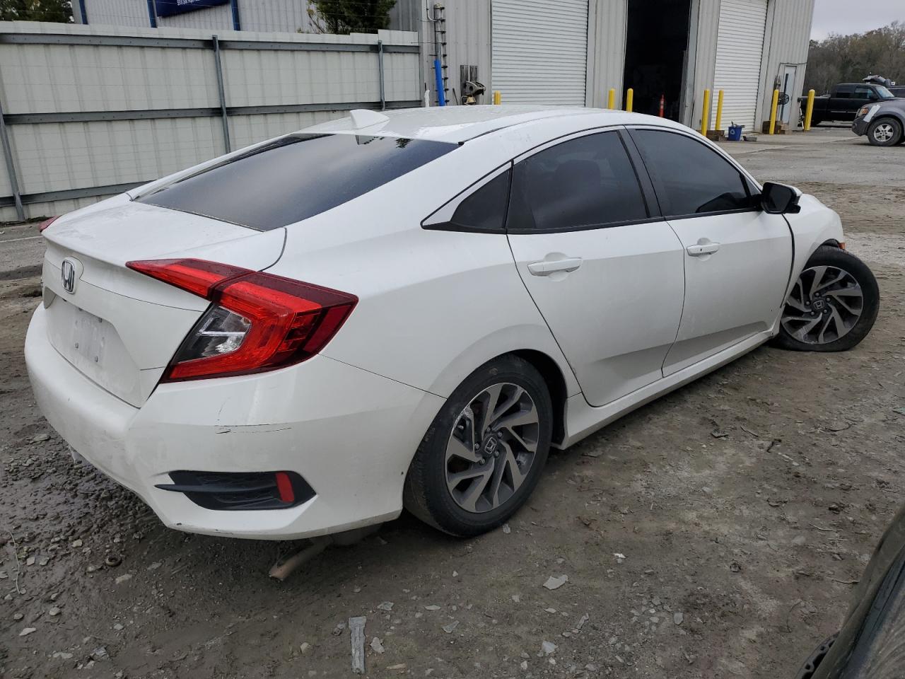 Photo 2 VIN: 19XFC2F73JE038123 - HONDA CIVIC 