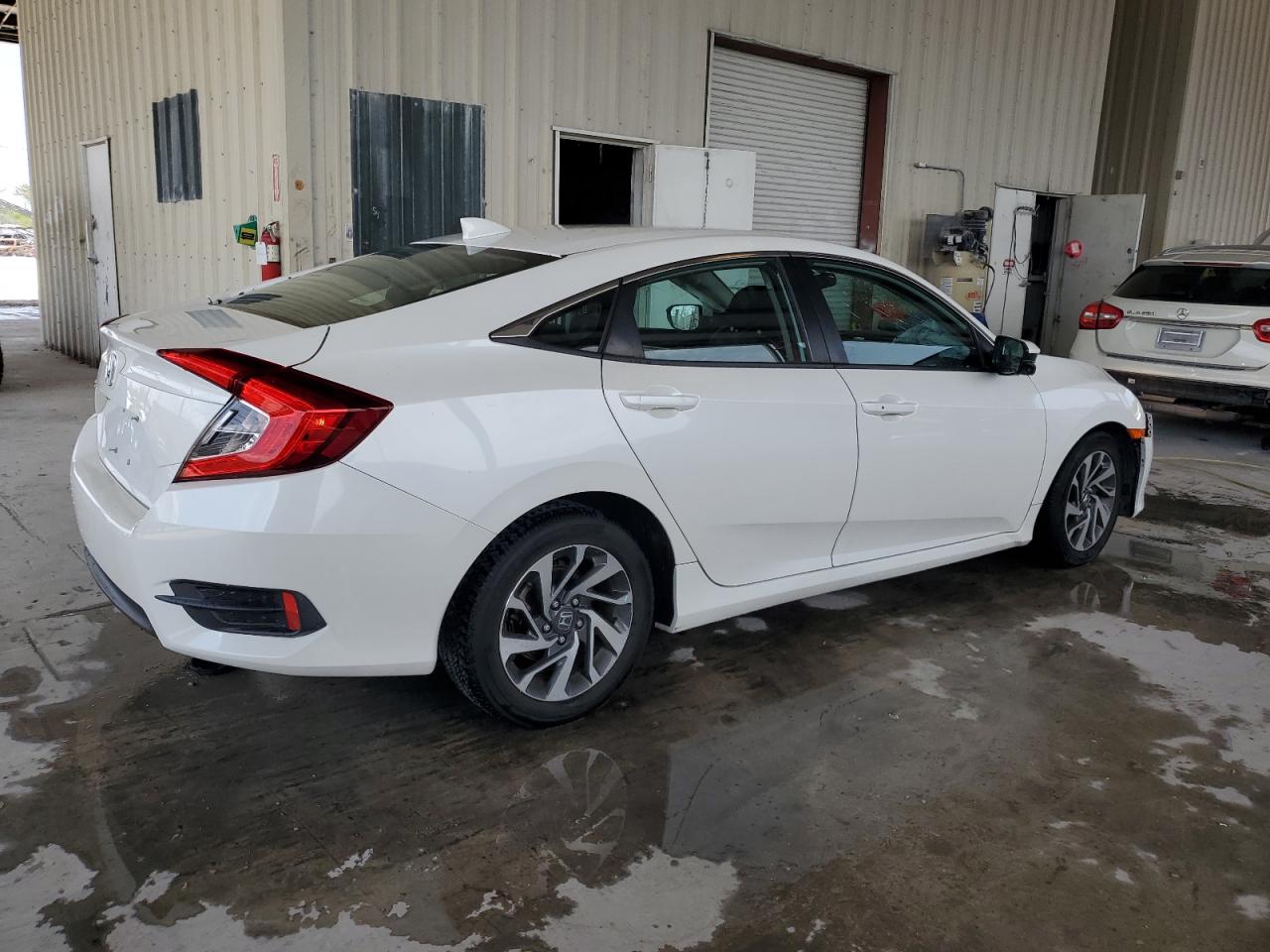 Photo 2 VIN: 19XFC2F77JE209858 - HONDA CIVIC 