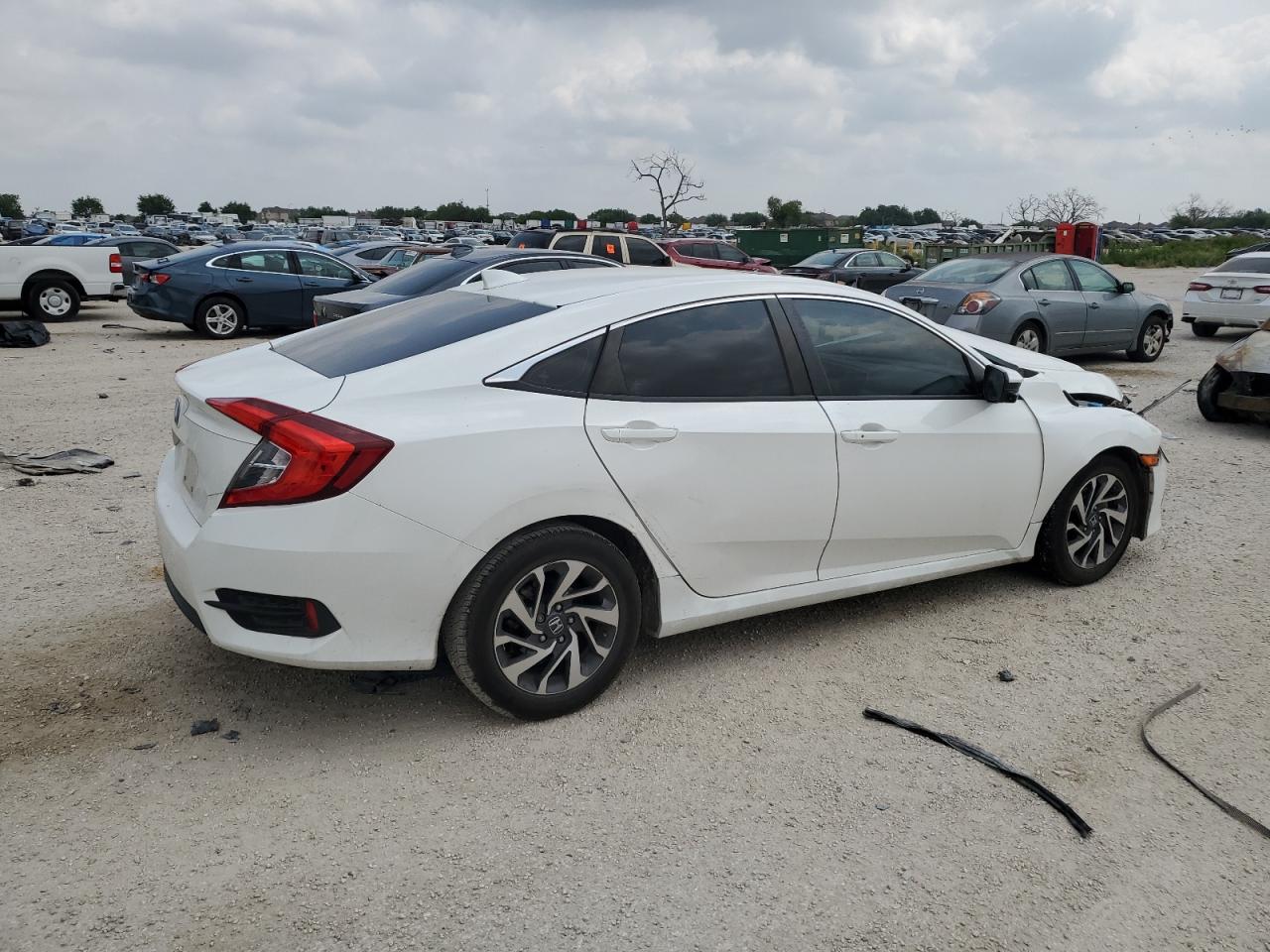 Photo 2 VIN: 19XFC2F7XJE017611 - HONDA CIVIC 