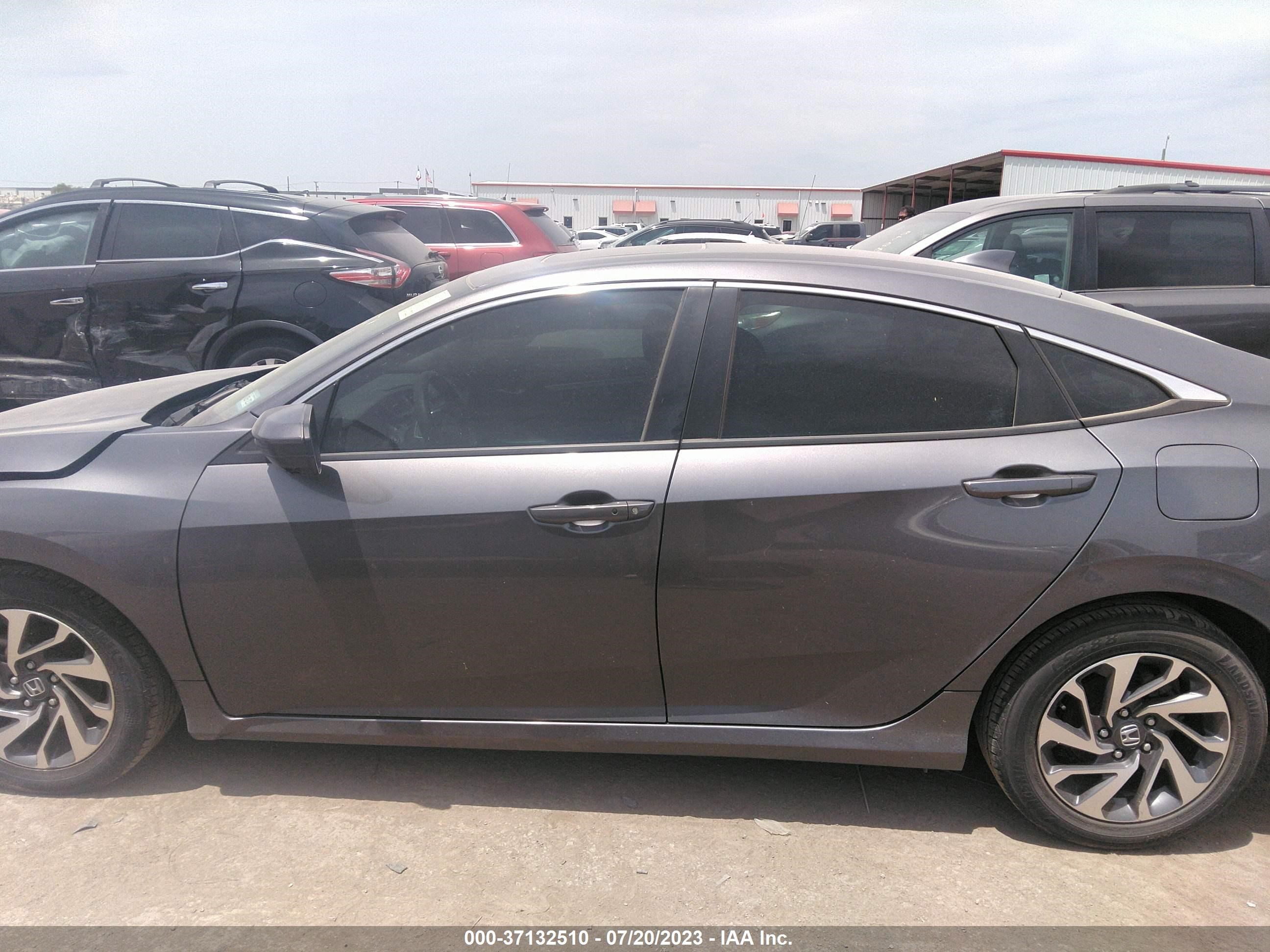 Photo 13 VIN: 19XFC2F7XJE031850 - HONDA CIVIC 