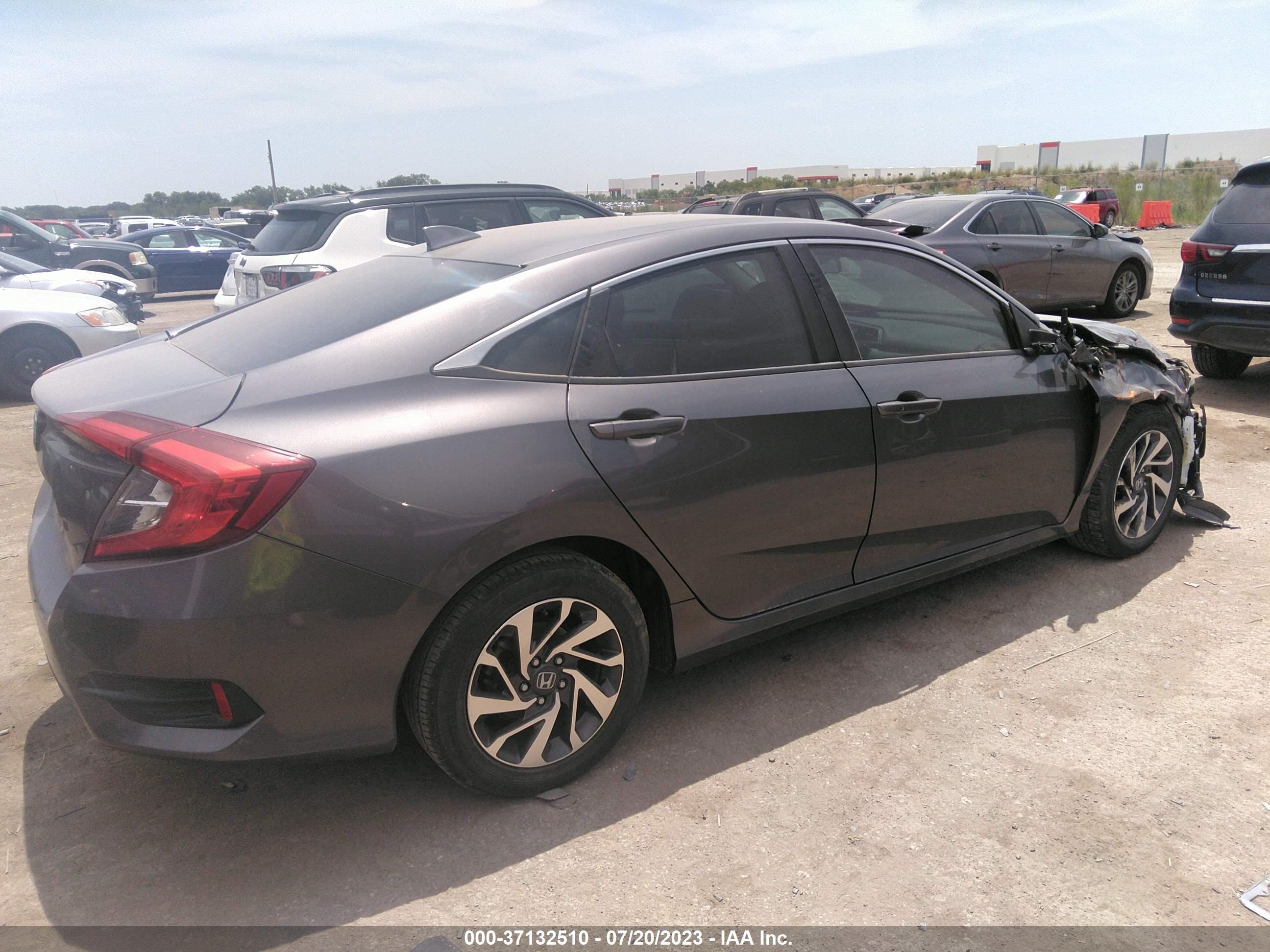 Photo 3 VIN: 19XFC2F7XJE031850 - HONDA CIVIC 