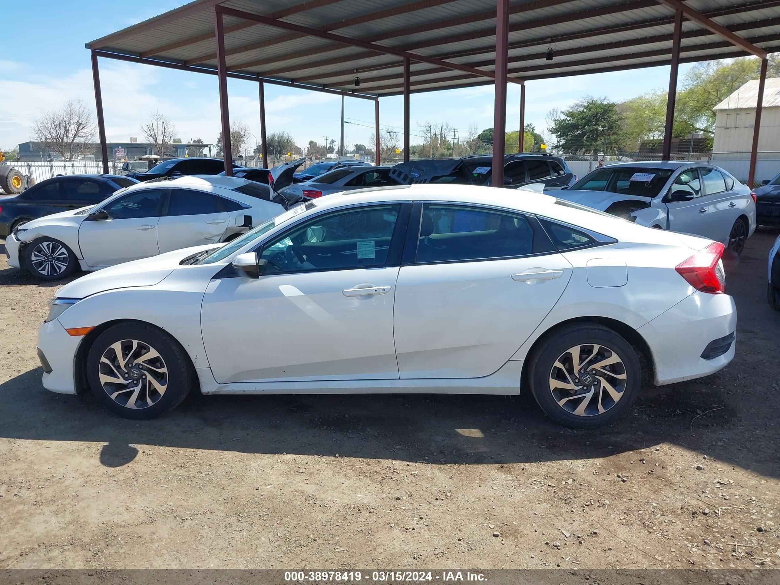 Photo 14 VIN: 19XFC2F7XJE200121 - HONDA CIVIC 