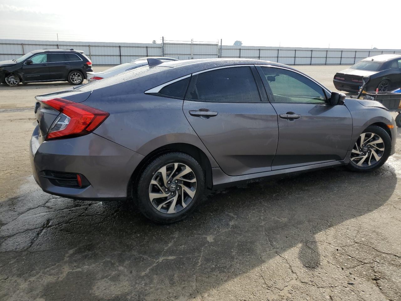 Photo 2 VIN: 19XFC2F7XJE209174 - HONDA CIVIC 