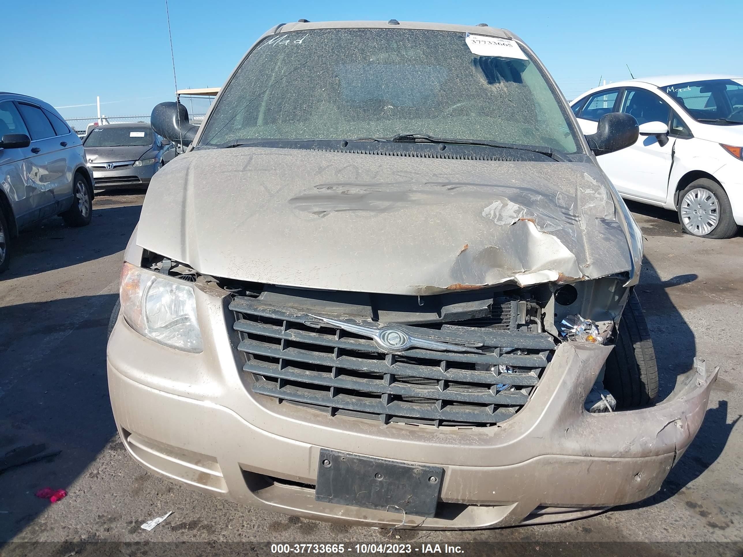 Photo 11 VIN: 1A4GJ45R17B173190 - CHRYSLER TOWN & COUNTRY 