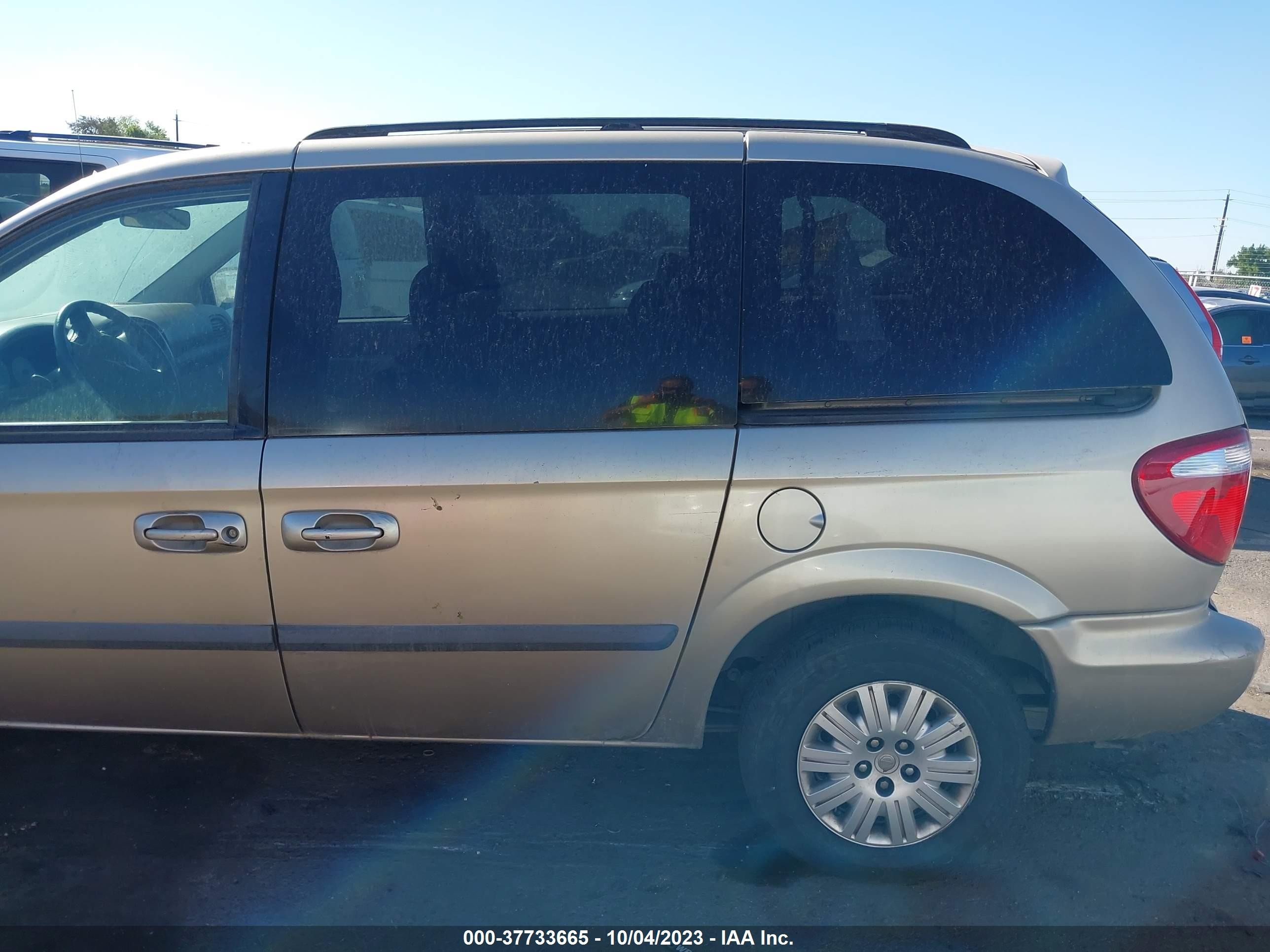 Photo 13 VIN: 1A4GJ45R17B173190 - CHRYSLER TOWN & COUNTRY 