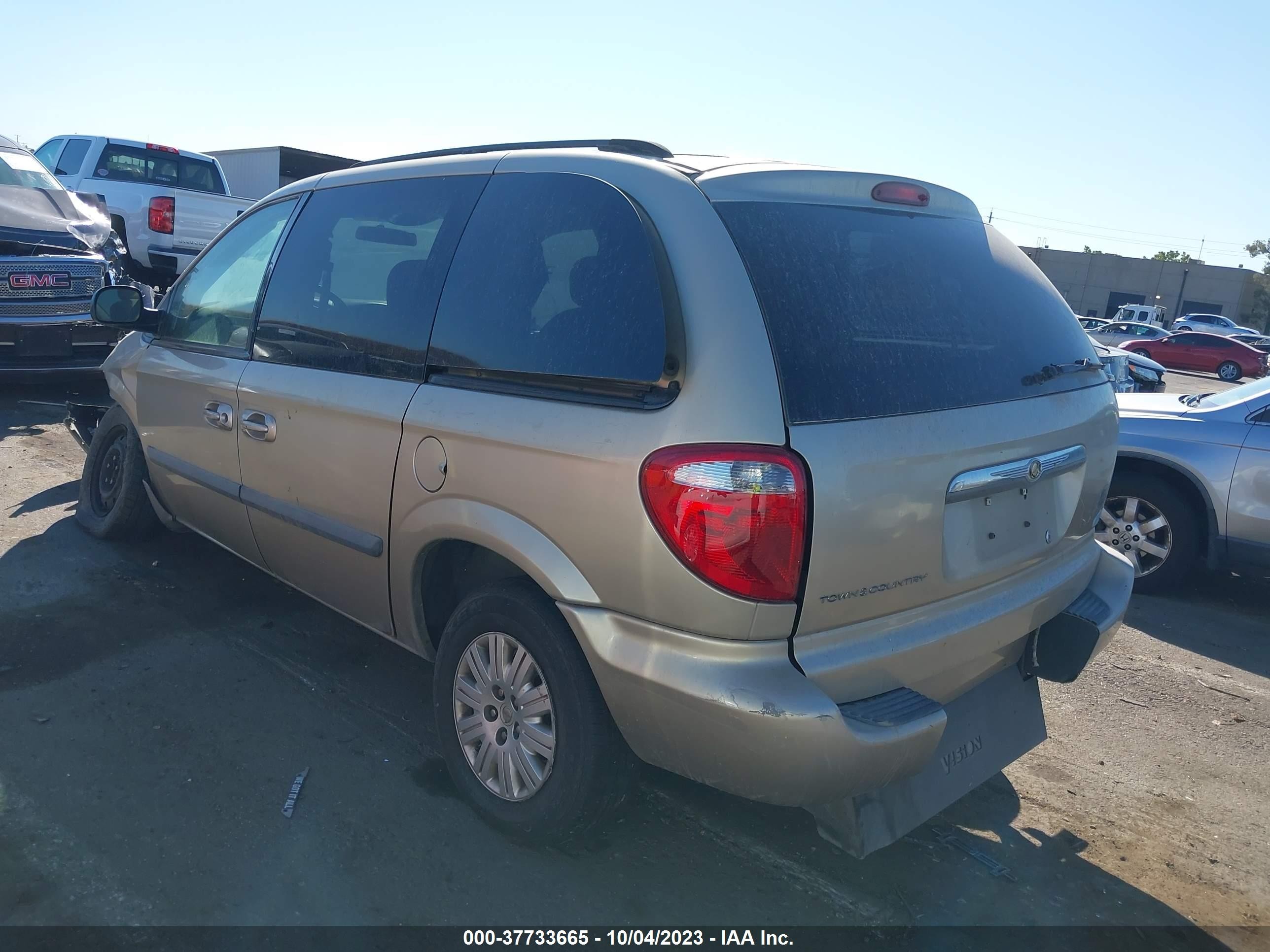 Photo 2 VIN: 1A4GJ45R17B173190 - CHRYSLER TOWN & COUNTRY 