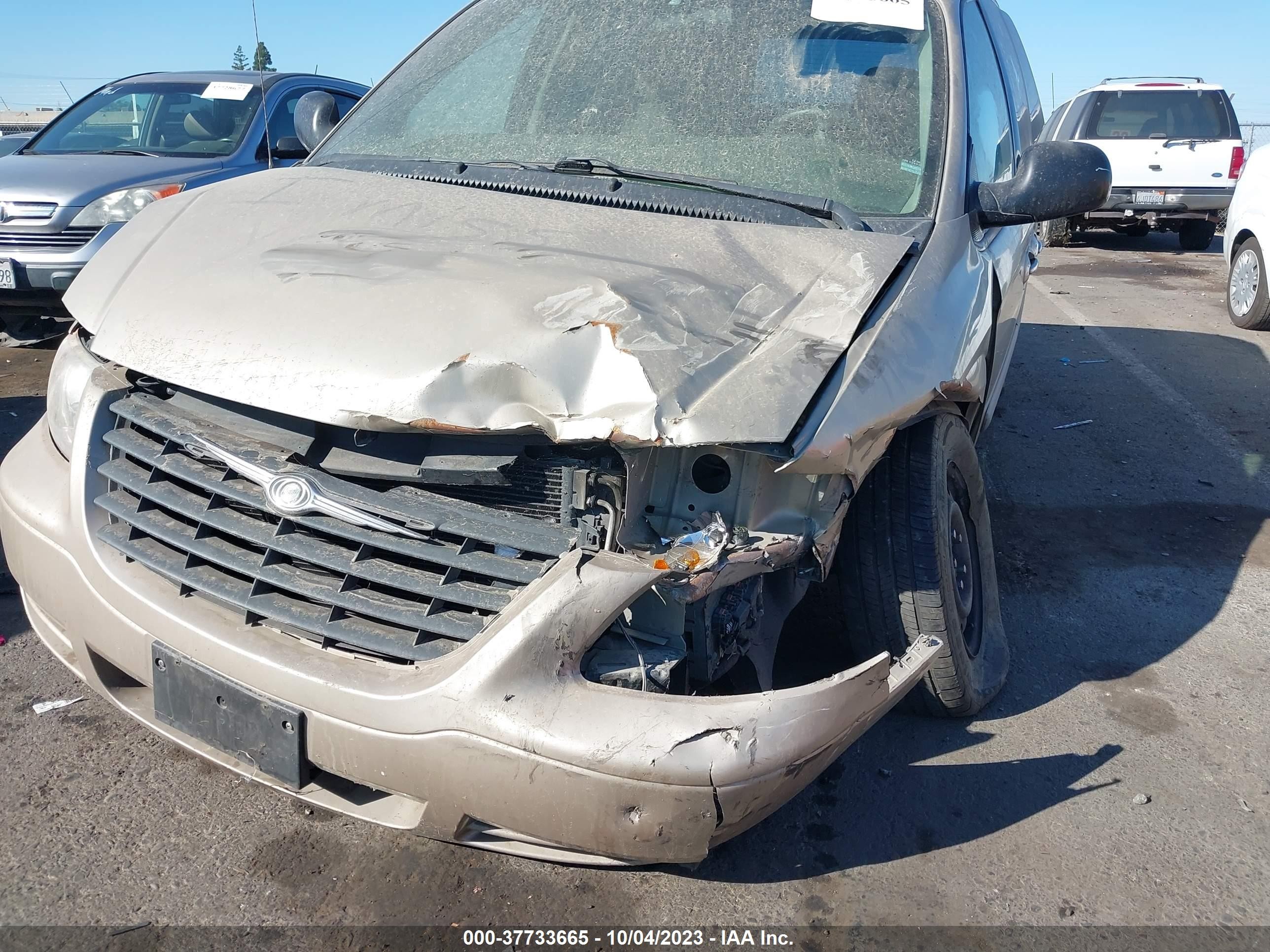 Photo 5 VIN: 1A4GJ45R17B173190 - CHRYSLER TOWN & COUNTRY 