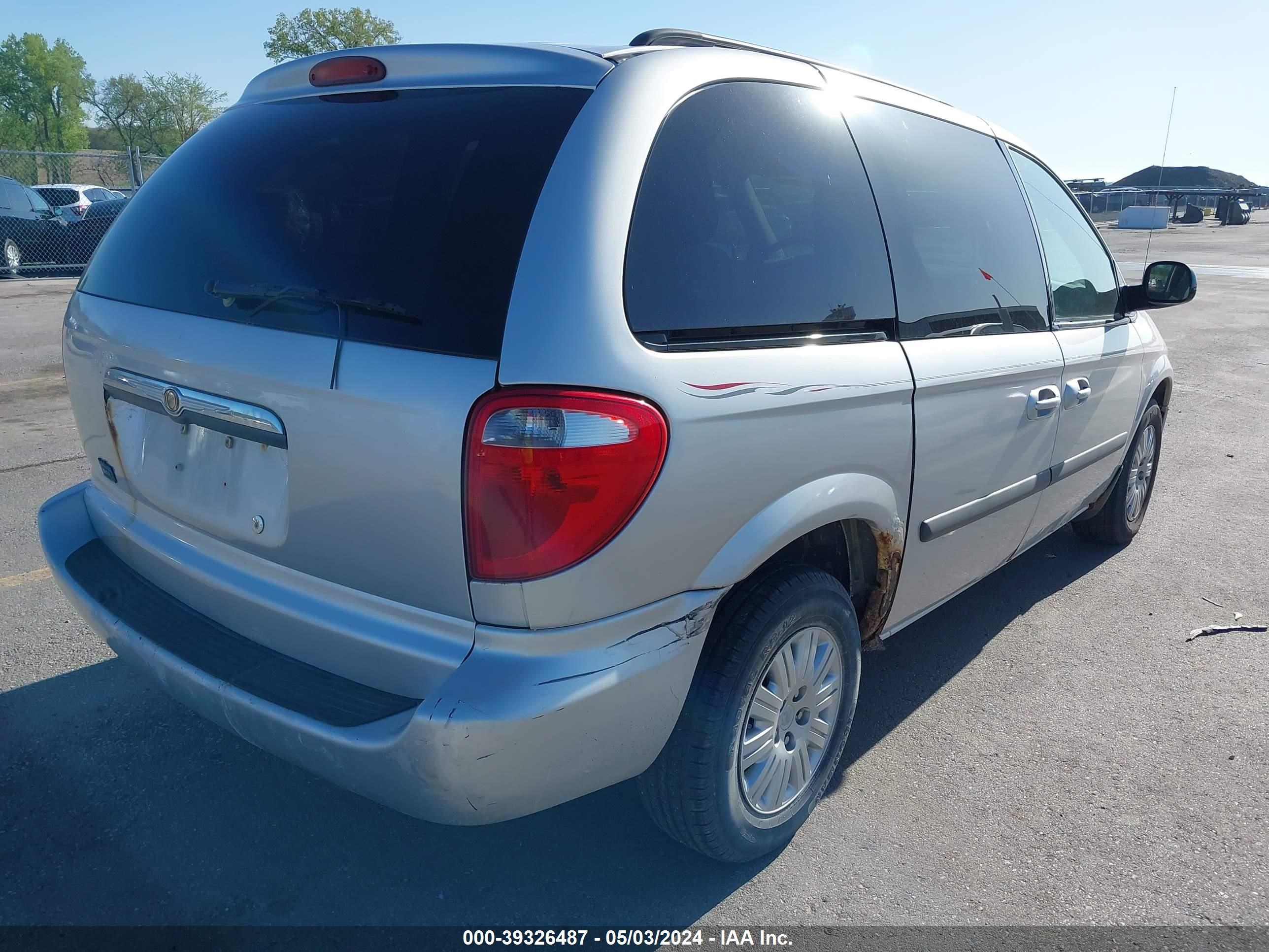 Photo 3 VIN: 1A4GJ45R27B263688 - CHRYSLER TOWN & COUNTRY 