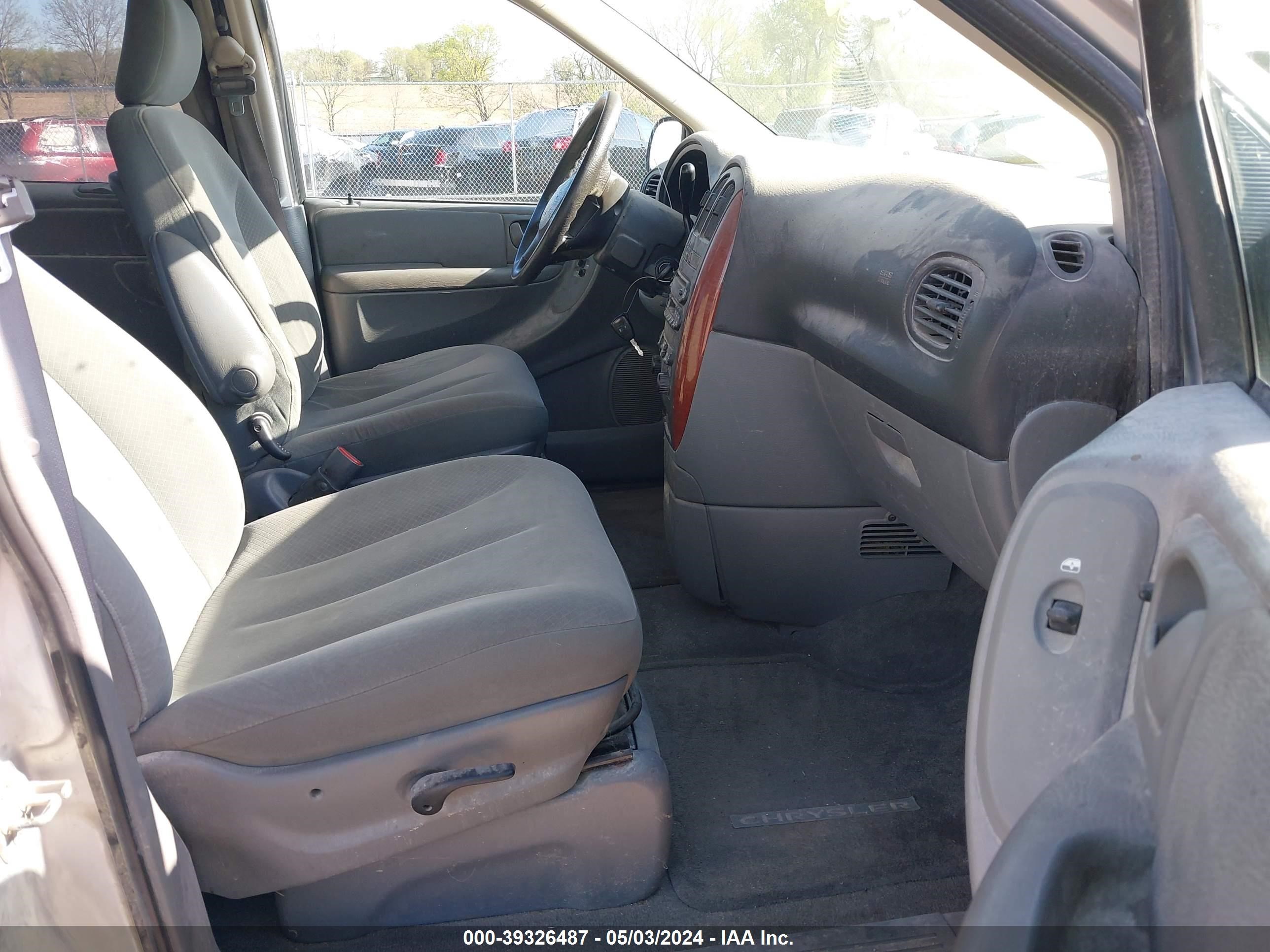 Photo 4 VIN: 1A4GJ45R27B263688 - CHRYSLER TOWN & COUNTRY 