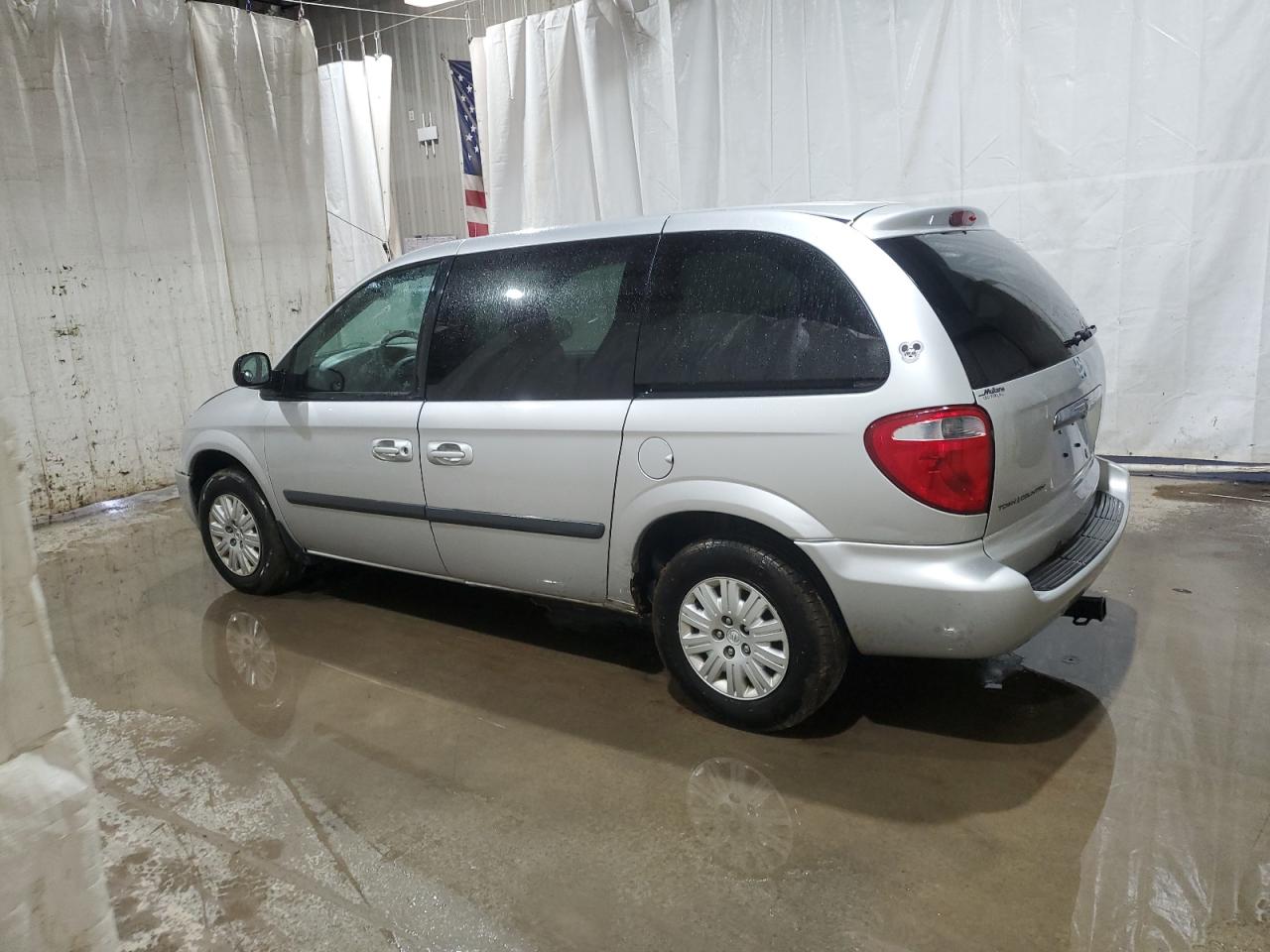 Photo 1 VIN: 1A4GJ45R37B131796 - CHRYSLER TOWN & COUNTRY 