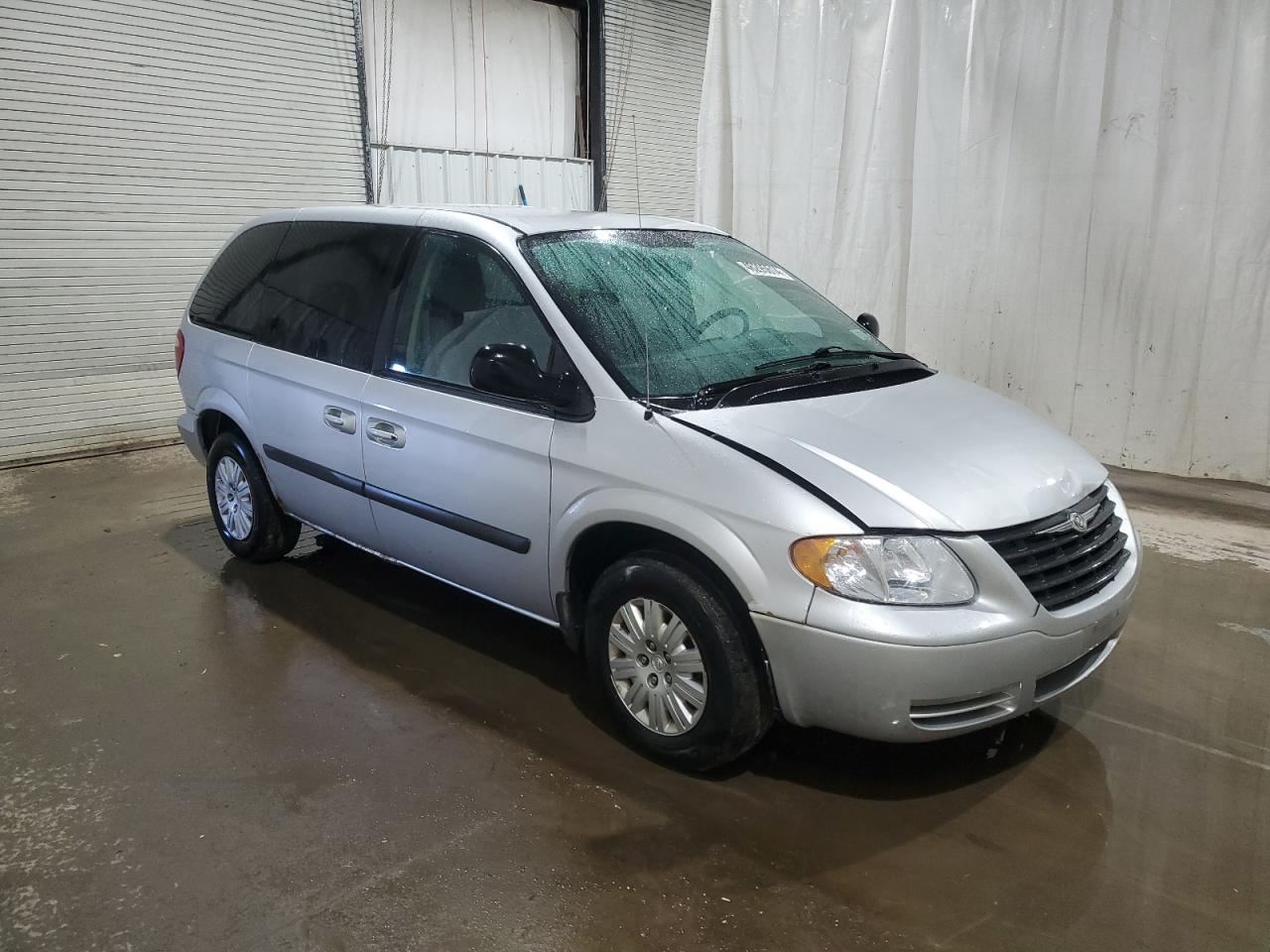 Photo 3 VIN: 1A4GJ45R37B131796 - CHRYSLER TOWN & COUNTRY 