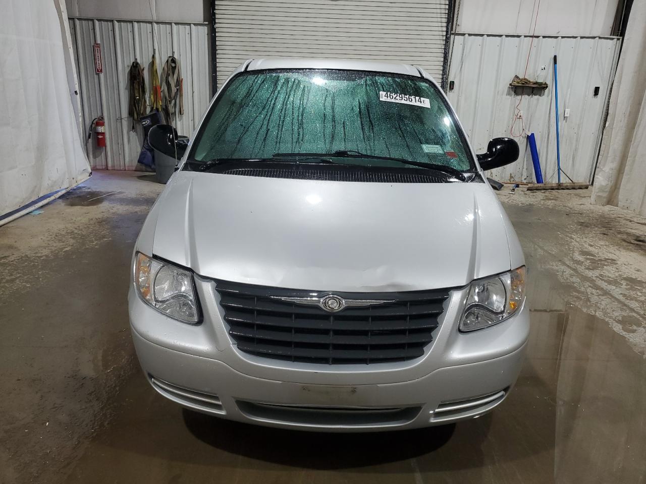 Photo 4 VIN: 1A4GJ45R37B131796 - CHRYSLER TOWN & COUNTRY 