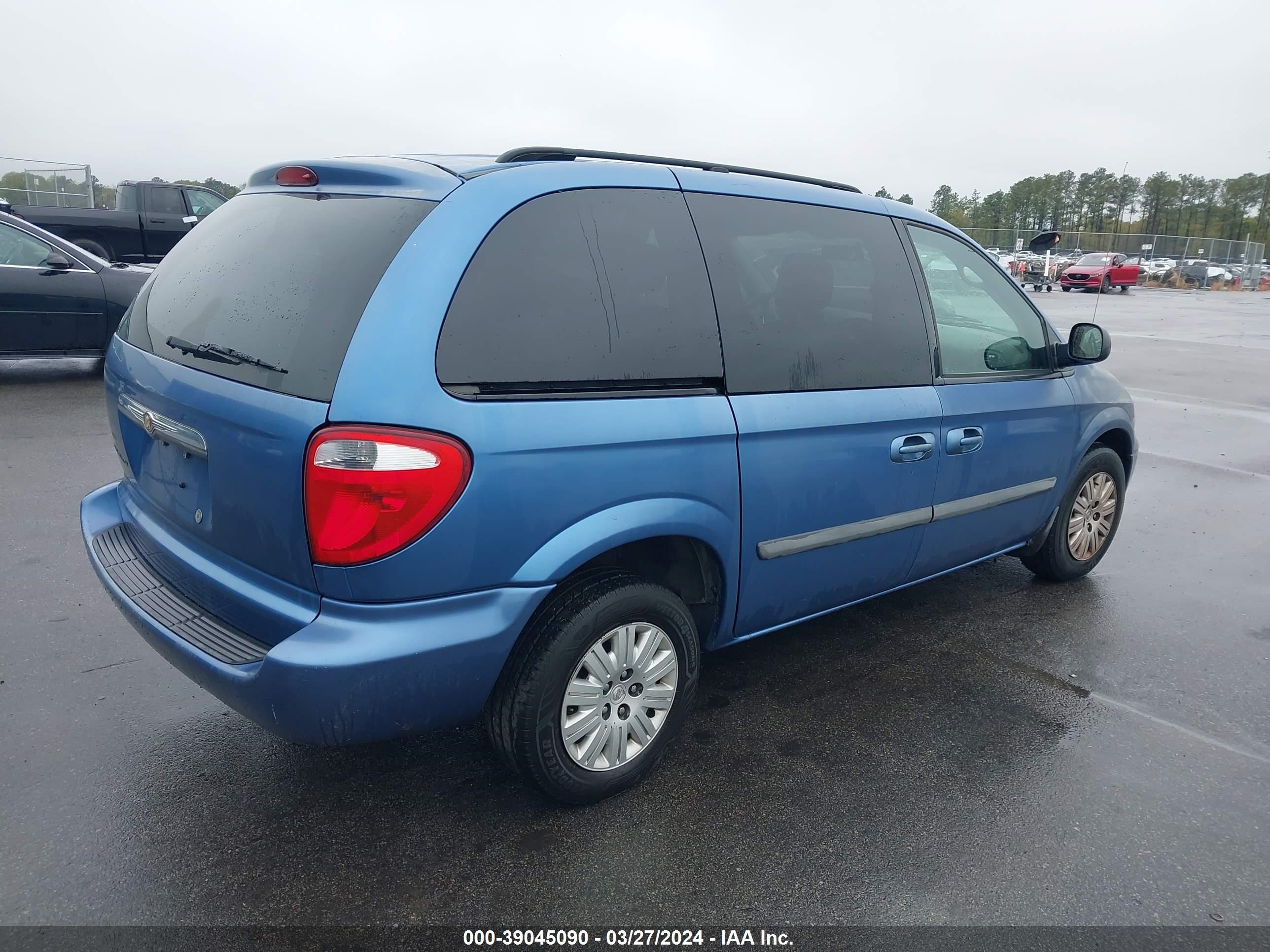 Photo 3 VIN: 1A4GJ45R77B186137 - CHRYSLER TOWN & COUNTRY 