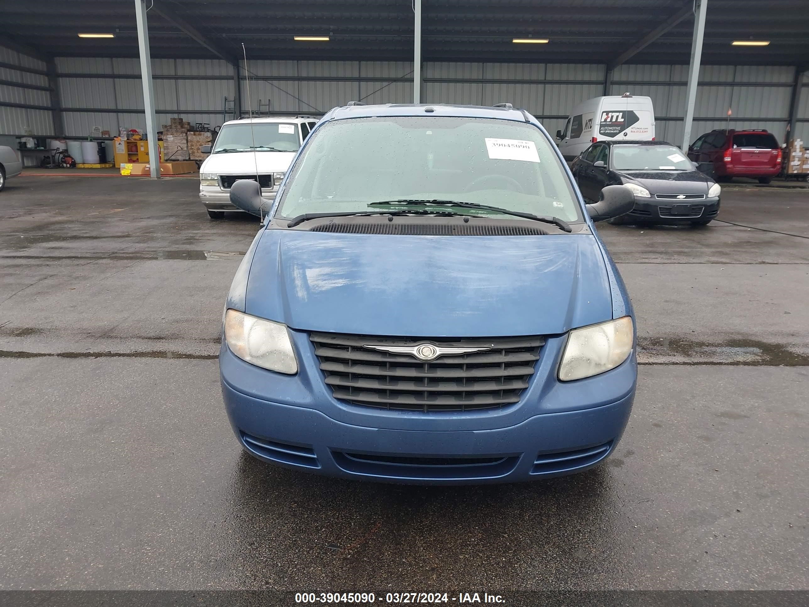 Photo 5 VIN: 1A4GJ45R77B186137 - CHRYSLER TOWN & COUNTRY 