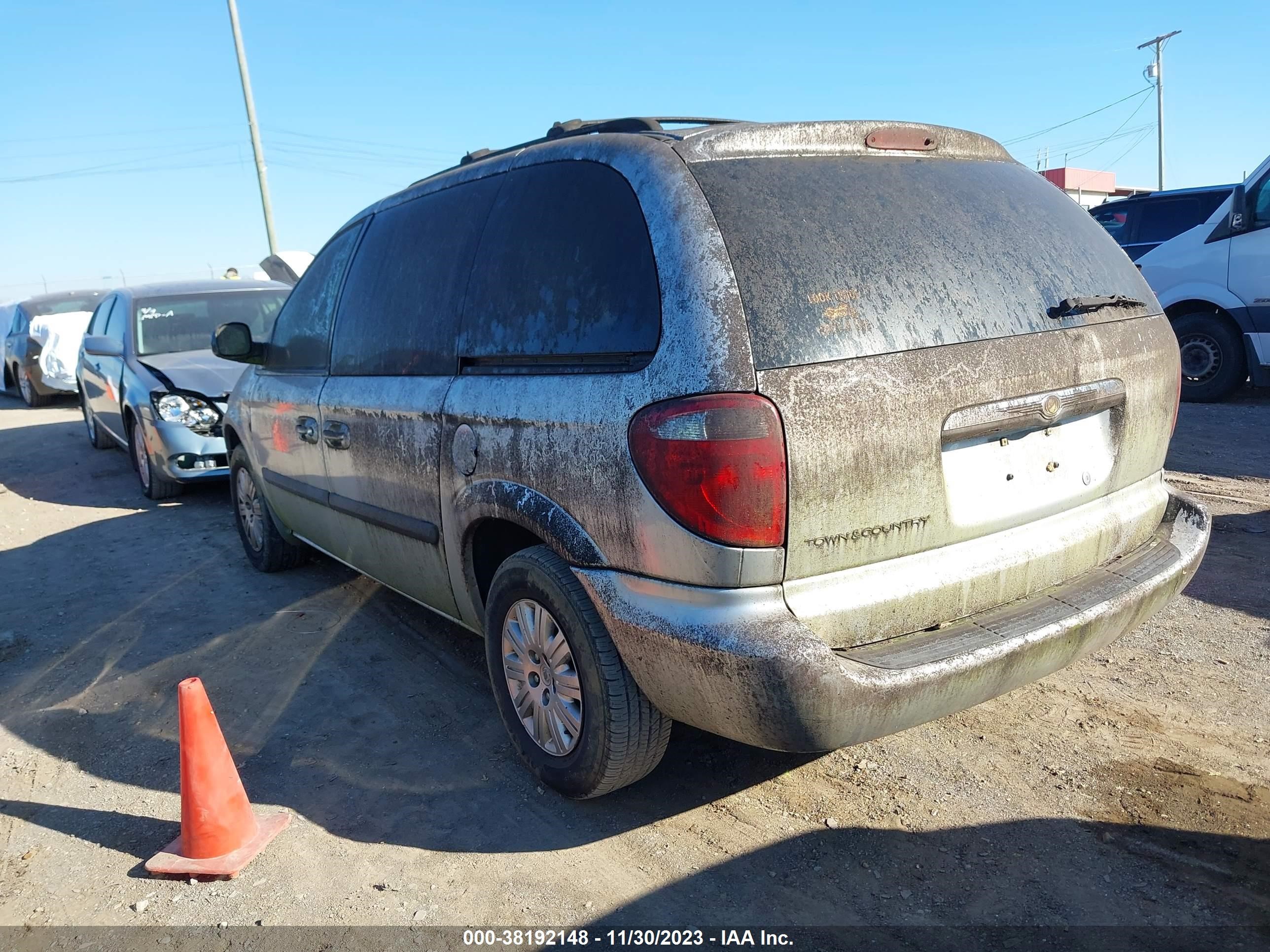 Photo 2 VIN: 1A4GJ45RX7B112033 - CHRYSLER TOWN & COUNTRY 