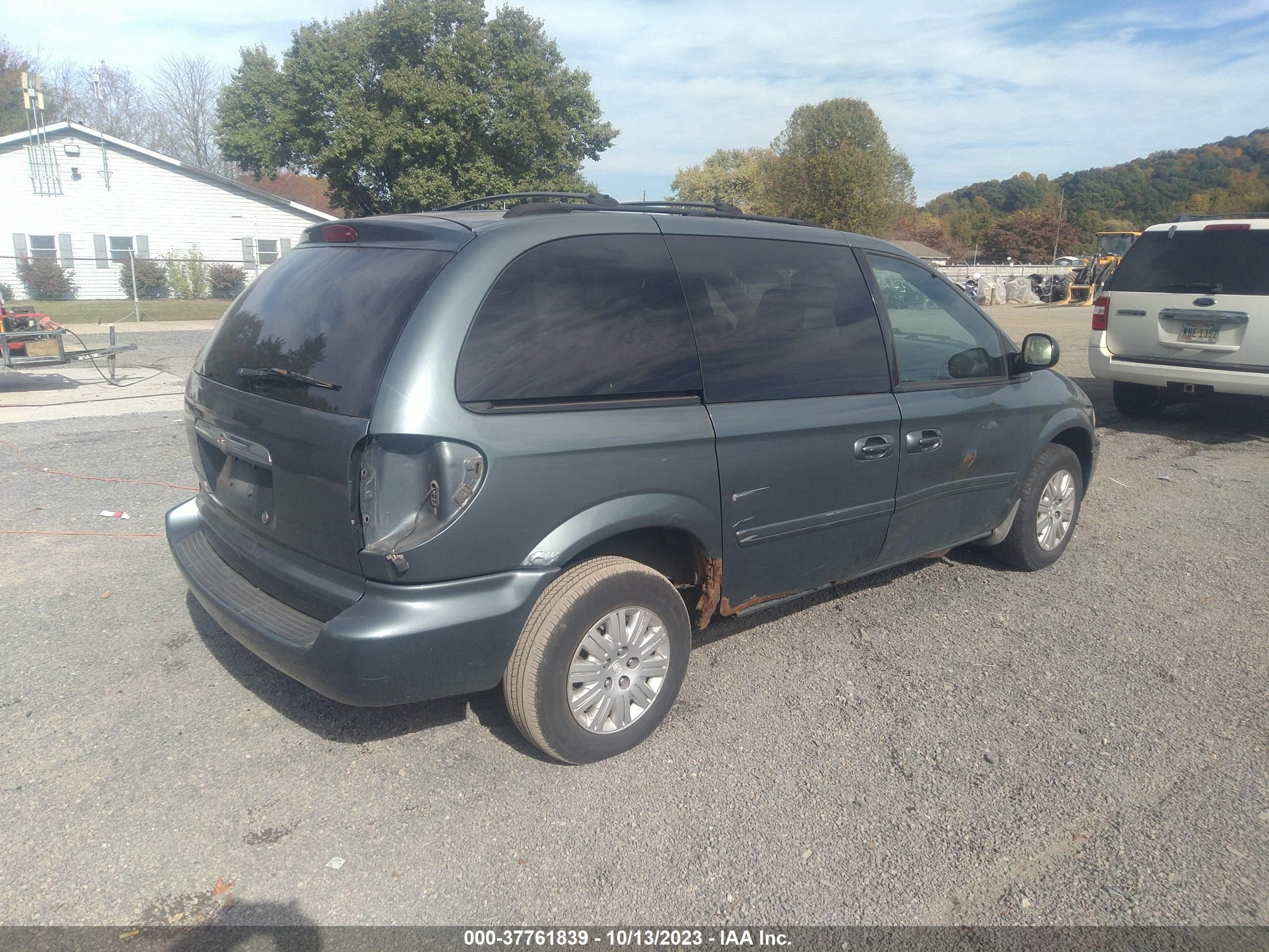 Photo 3 VIN: 1A4GJ45RX7B155139 - CHRYSLER TOWN & COUNTRY 