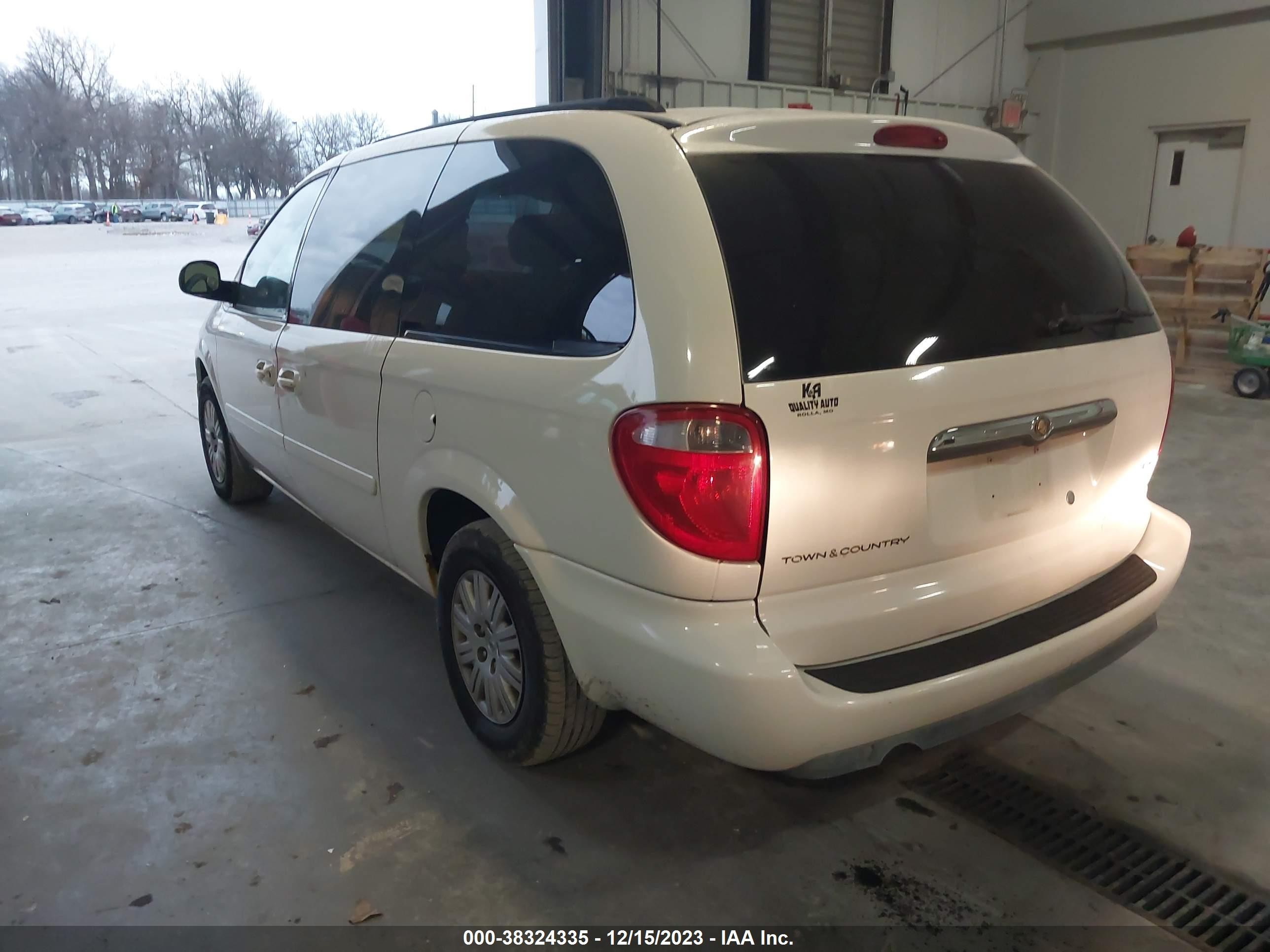 Photo 2 VIN: 1A4GP44R36B751322 - CHRYSLER TOWN & COUNTRY 