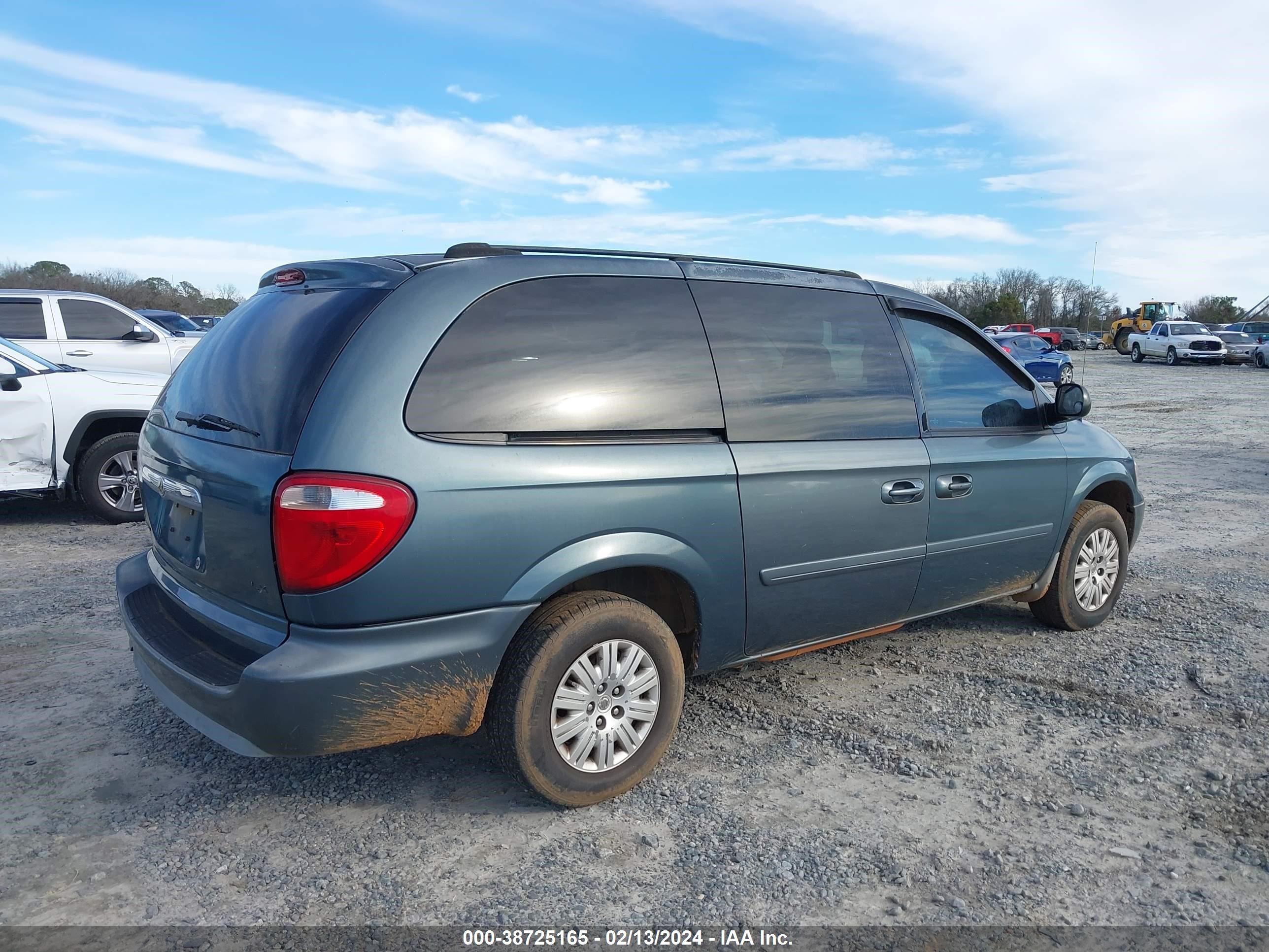 Photo 3 VIN: 1A4GP44R66B568576 - CHRYSLER TOWN & COUNTRY 