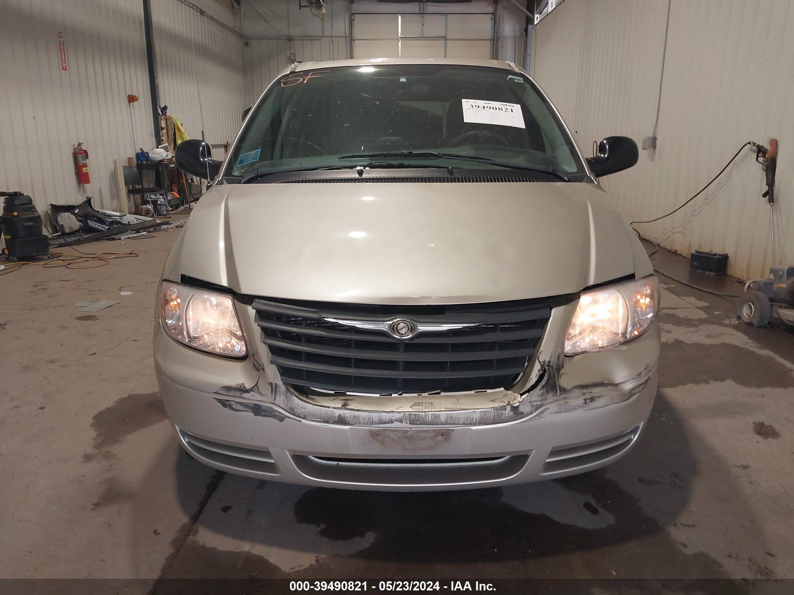 Photo 11 VIN: 1A4GP45R06B745699 - CHRYSLER TOWN & COUNTRY 