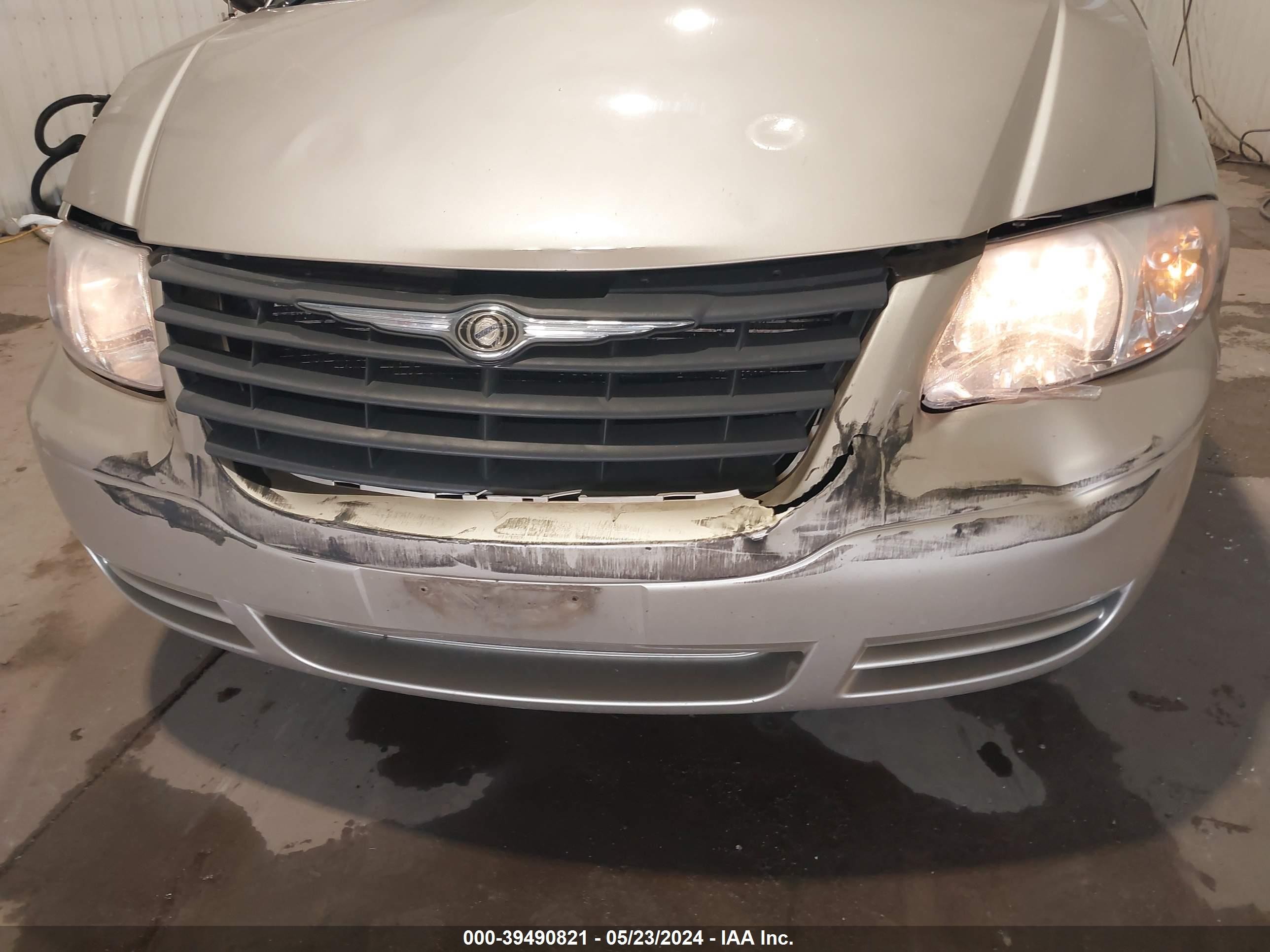 Photo 5 VIN: 1A4GP45R06B745699 - CHRYSLER TOWN & COUNTRY 