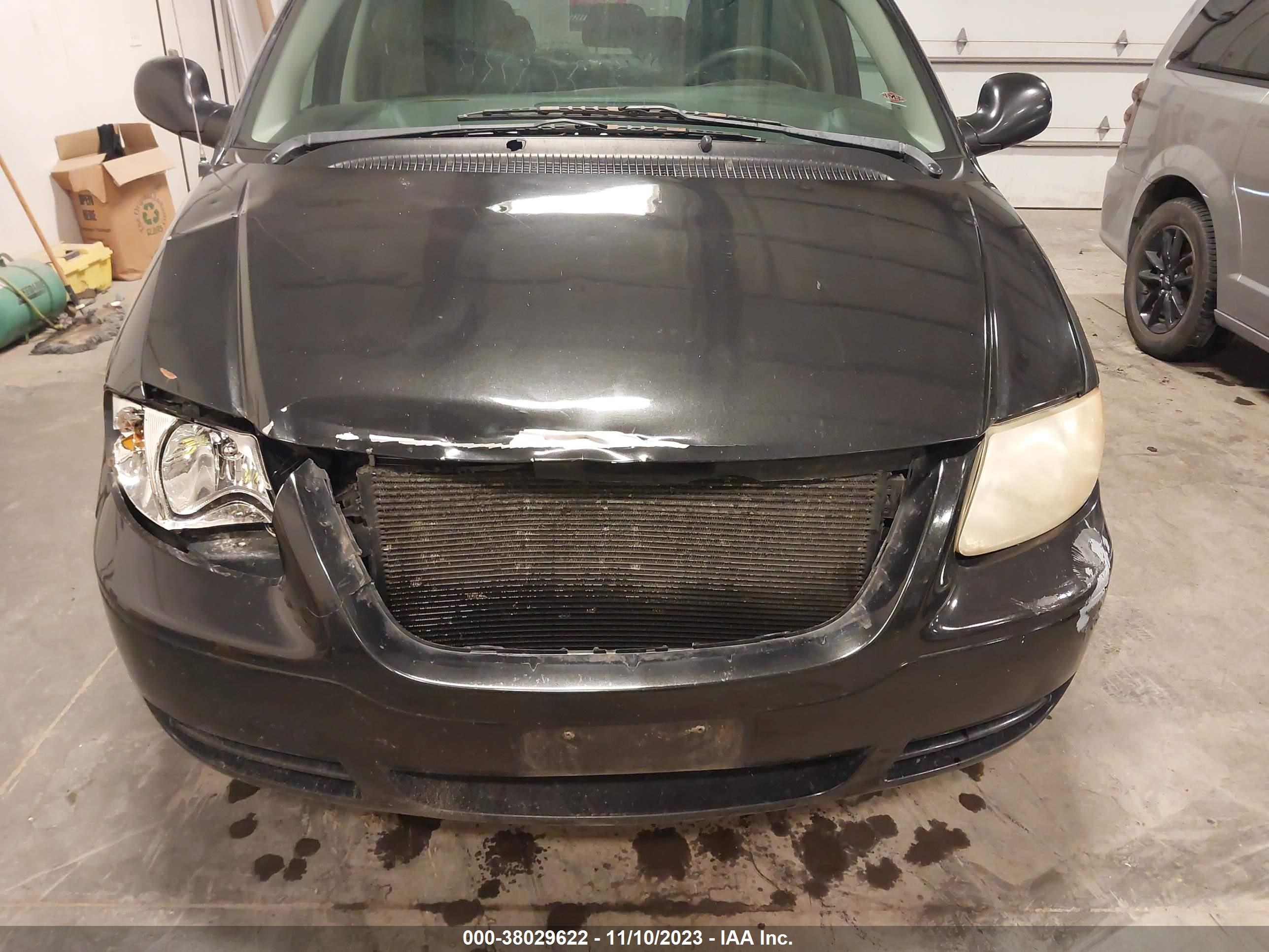 Photo 5 VIN: 1A4GP45R26B761290 - CHRYSLER TOWN & COUNTRY 