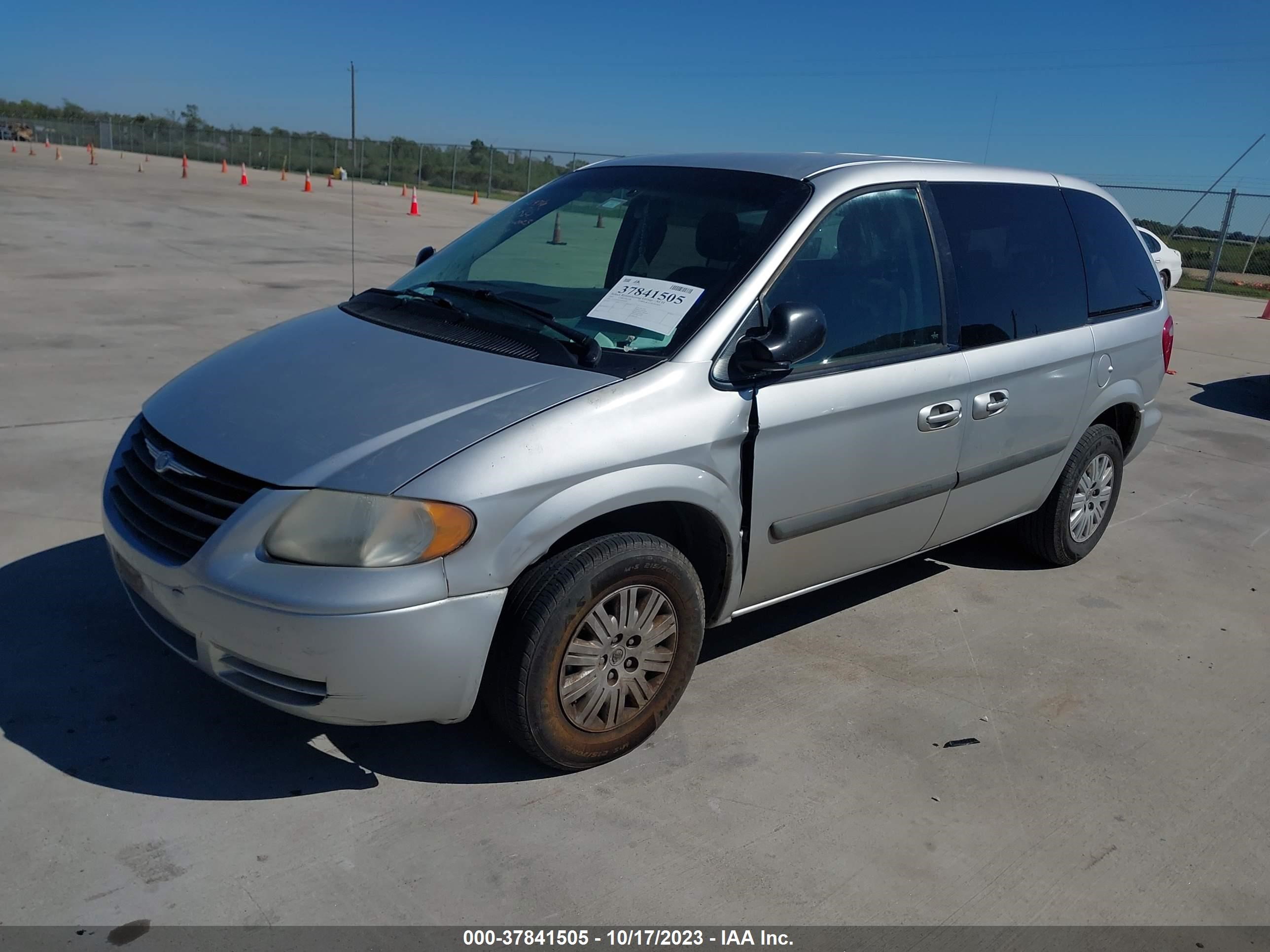 Photo 1 VIN: 1A4GP45R36B692187 - CHRYSLER TOWN & COUNTRY 