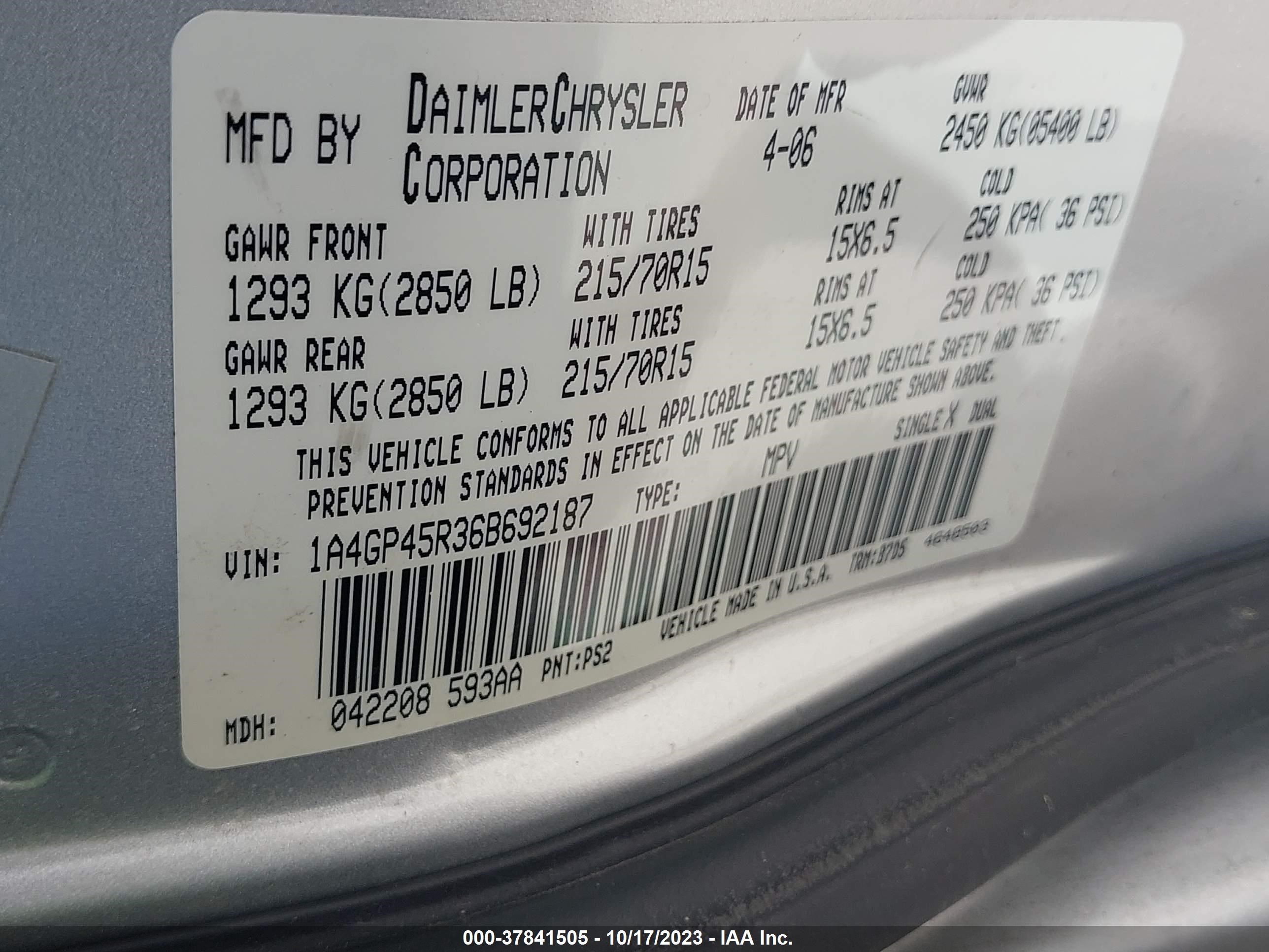 Photo 8 VIN: 1A4GP45R36B692187 - CHRYSLER TOWN & COUNTRY 