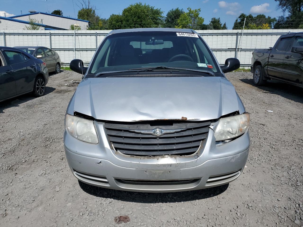 Photo 4 VIN: 1A4GP45R76B669950 - CHRYSLER TOWN & COUNTRY 