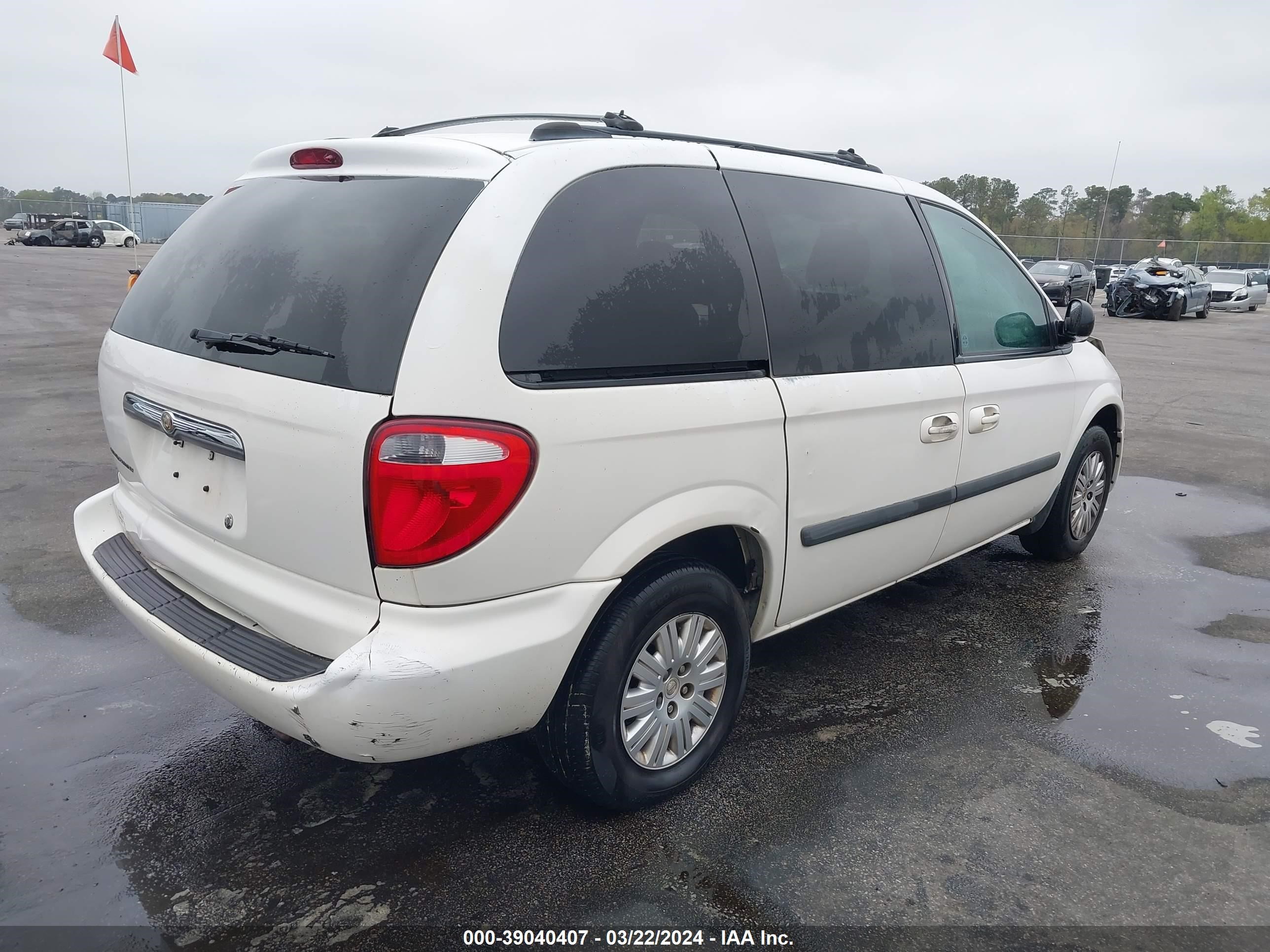 Photo 3 VIN: 1A4GP45R86B548733 - CHRYSLER TOWN & COUNTRY 