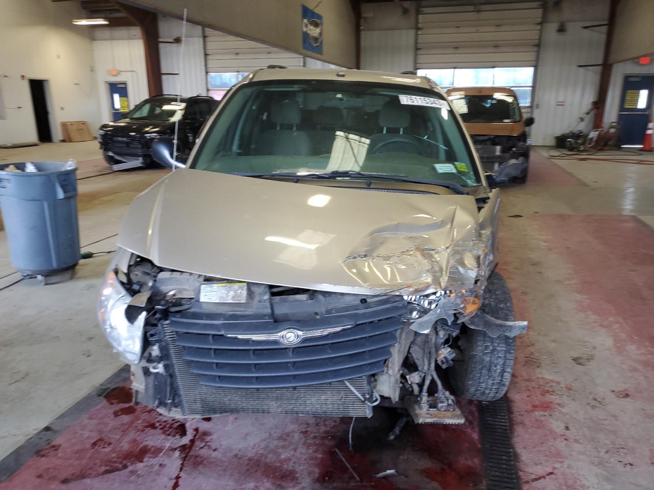 Photo 4 VIN: 1A4GP45R96B718260 - CHRYSLER TOWN & COUNTRY 