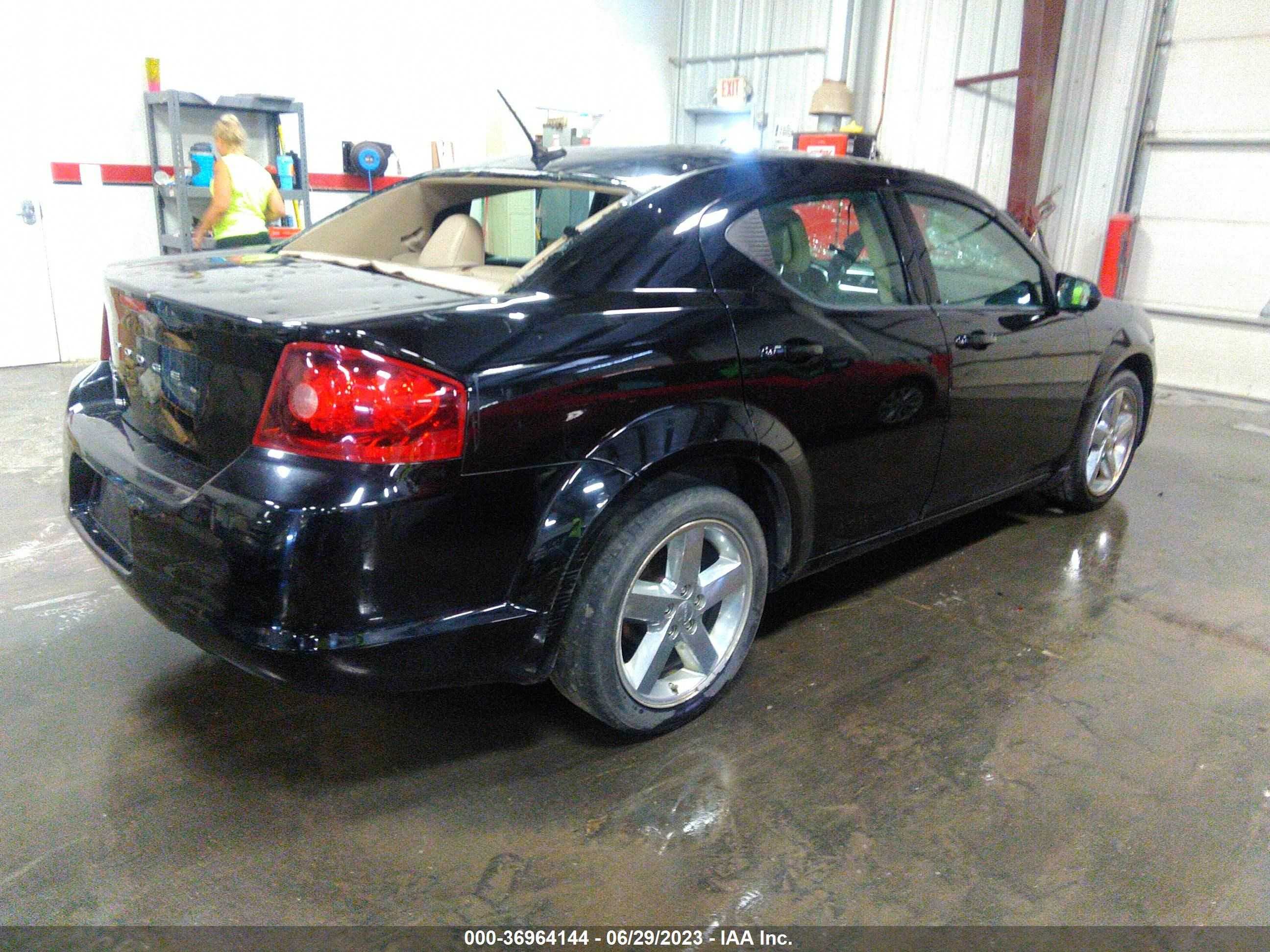 Photo 3 VIN: 1B3BD2FB8BN573947 - DODGE AVENGER 