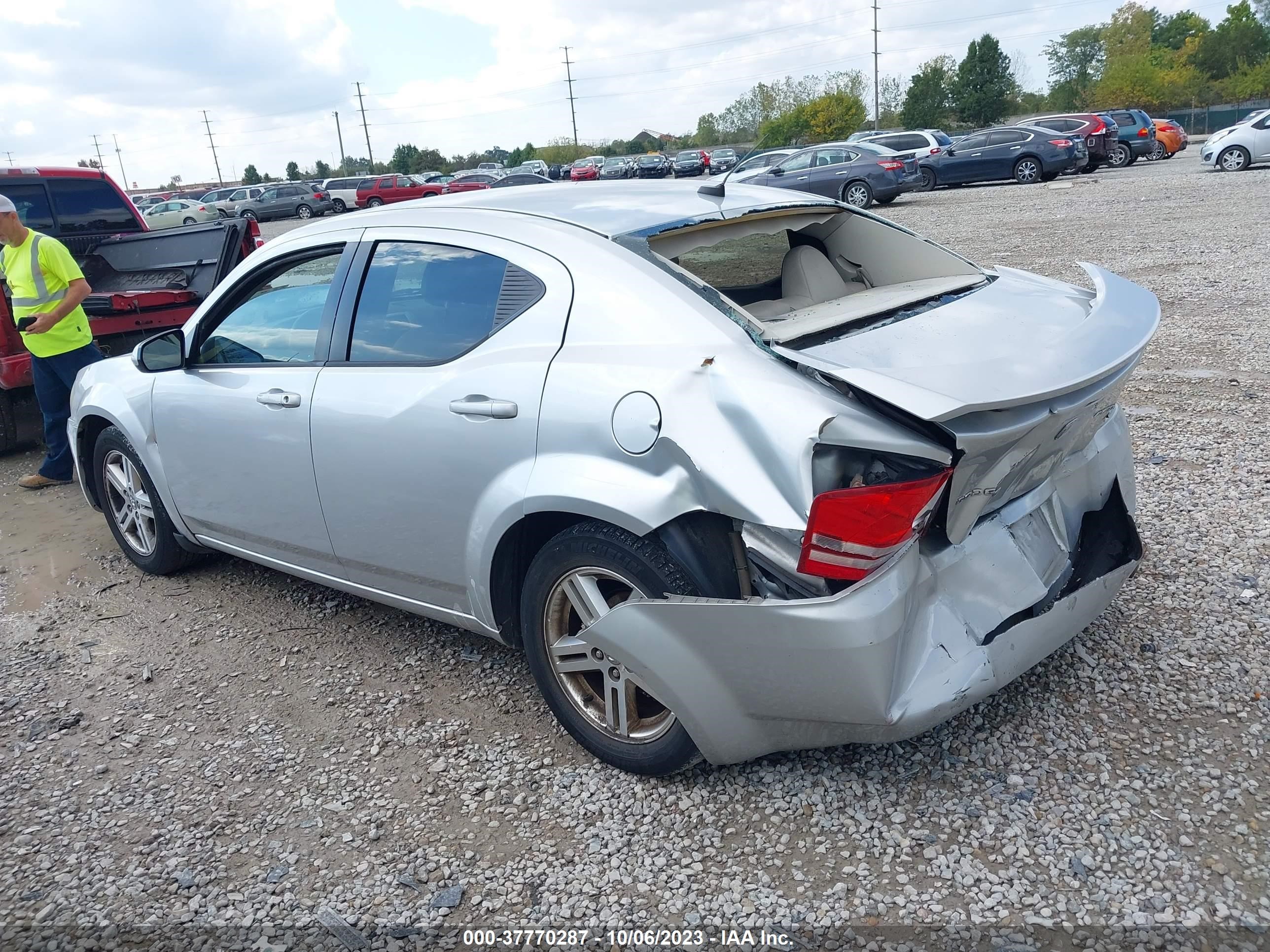 Photo 2 VIN: 1B3CC5FBXAN126186 - DODGE AVENGER 