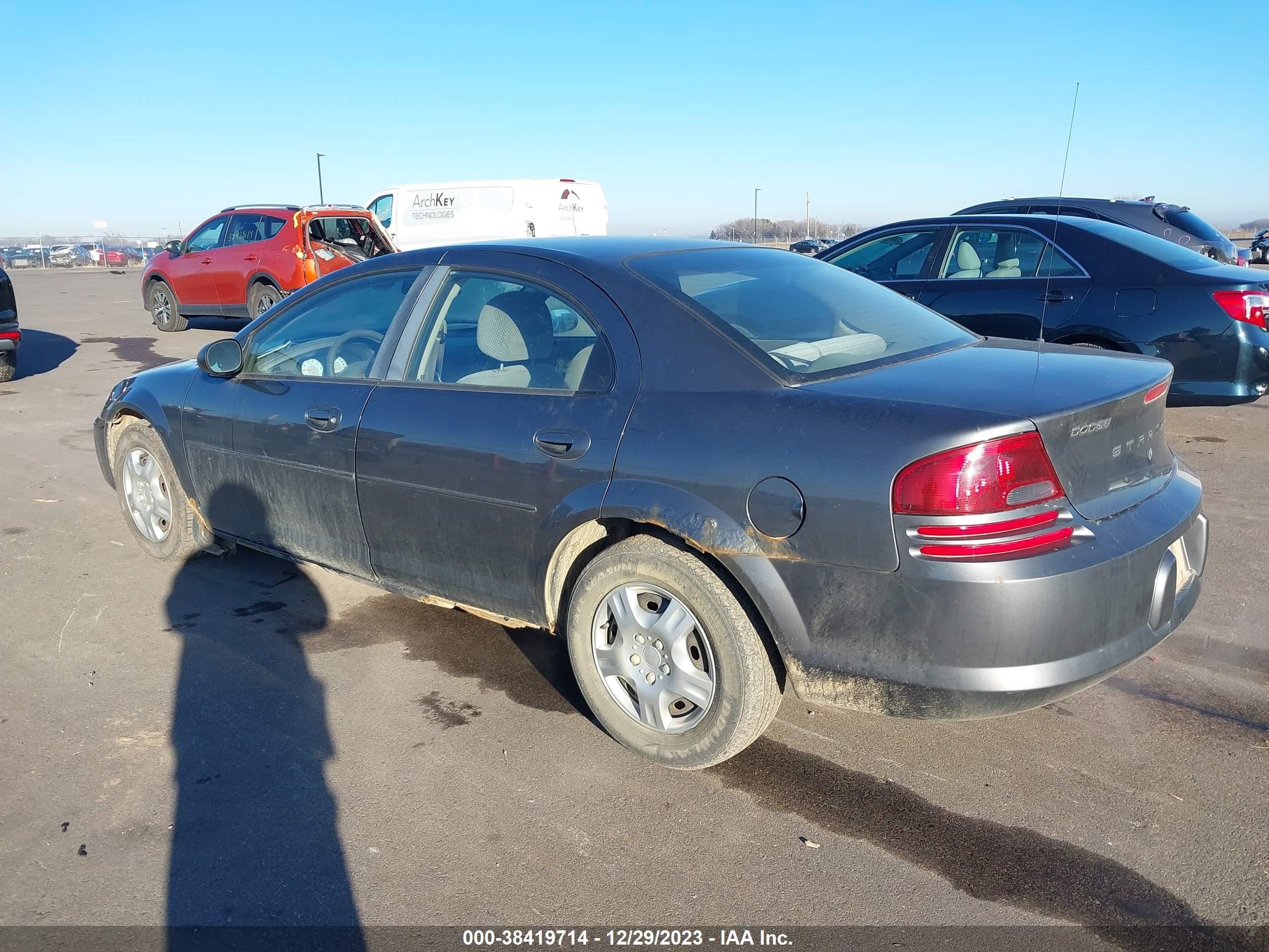 Photo 2 VIN: 1B3EL46TX5N642713 - DODGE STRATUS 