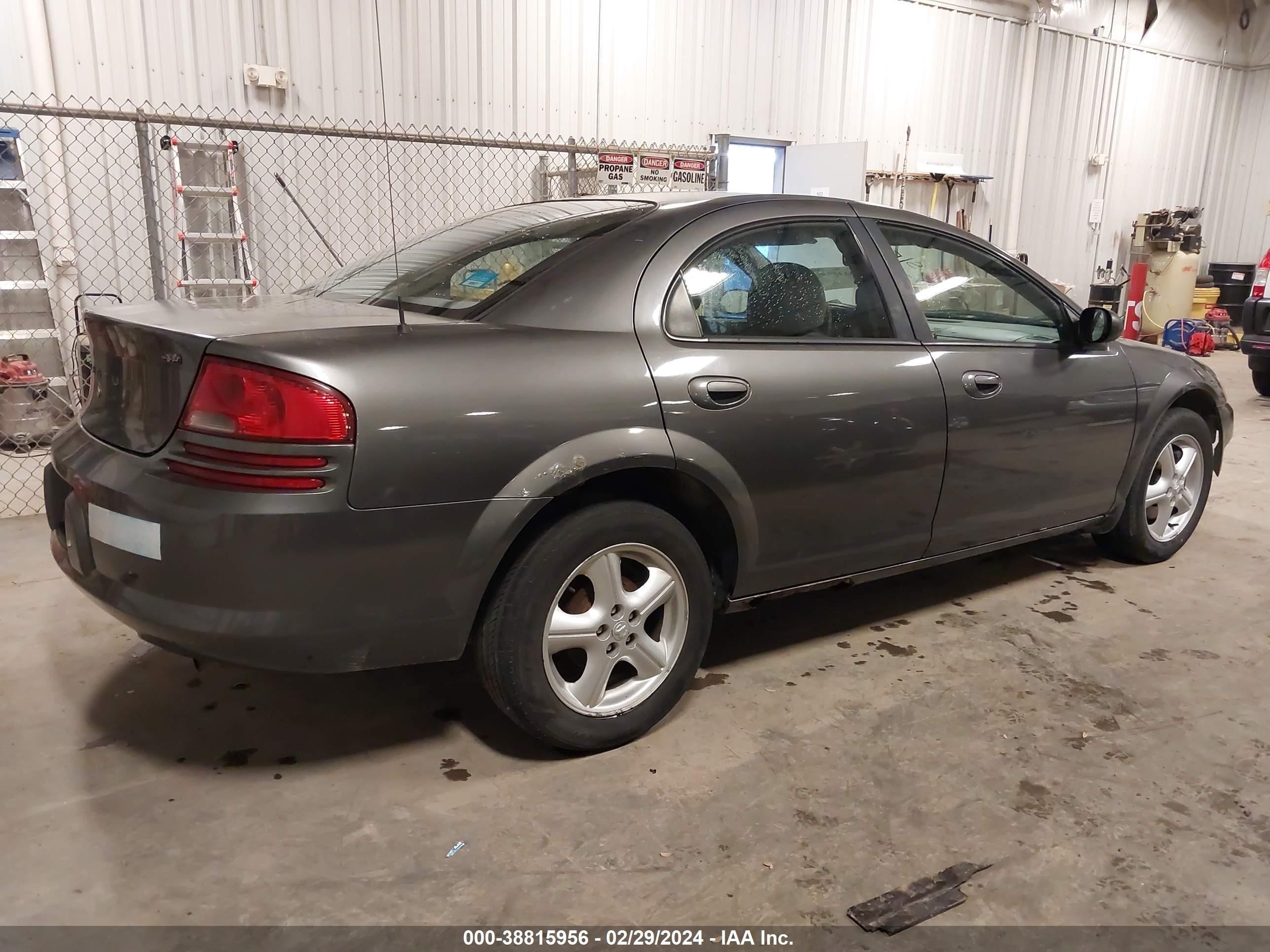 Photo 3 VIN: 1B3EL46X05N582041 - DODGE STRATUS 