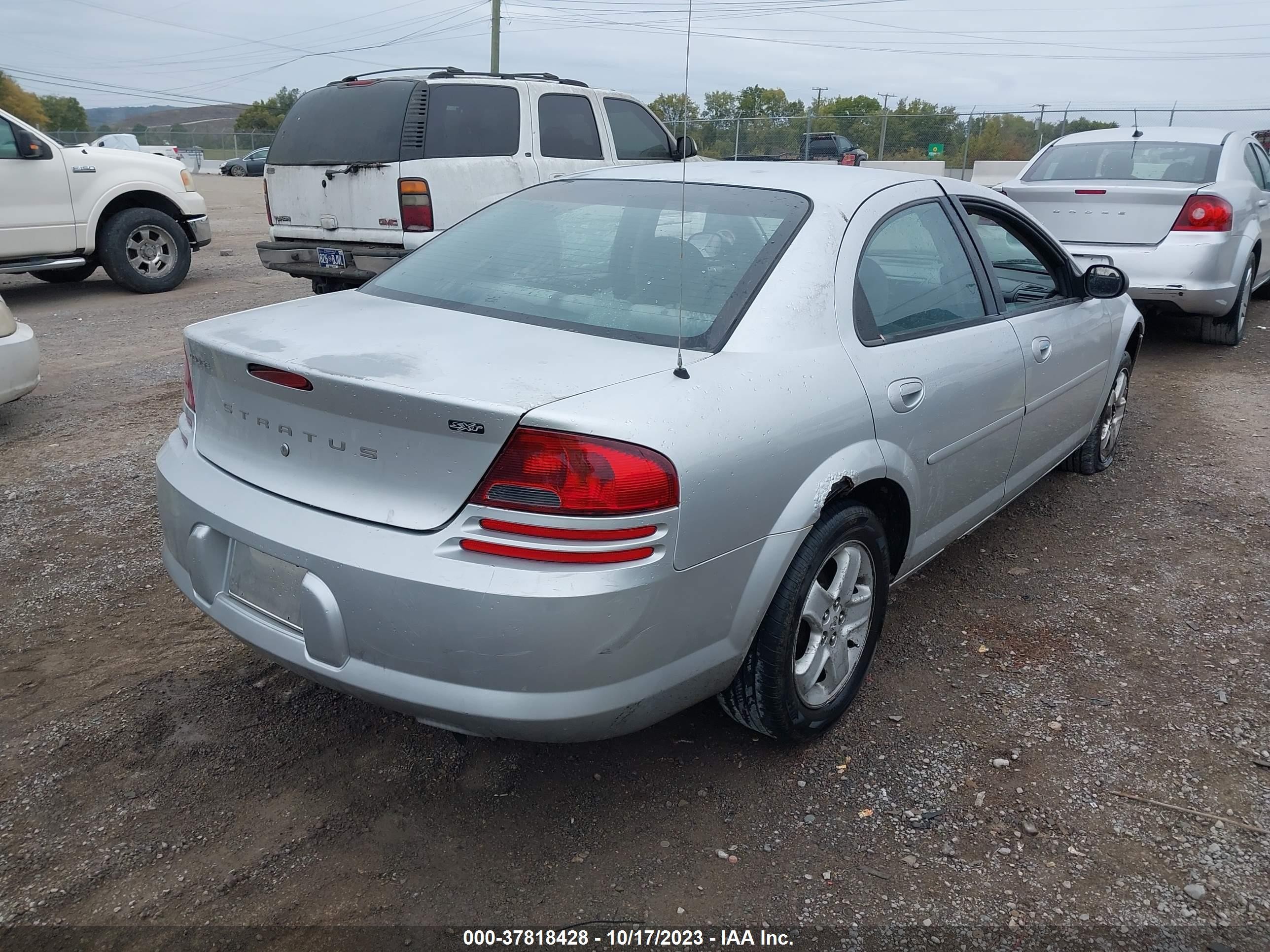 Photo 3 VIN: 1B3EL46X22N288989 - DODGE STRATUS 