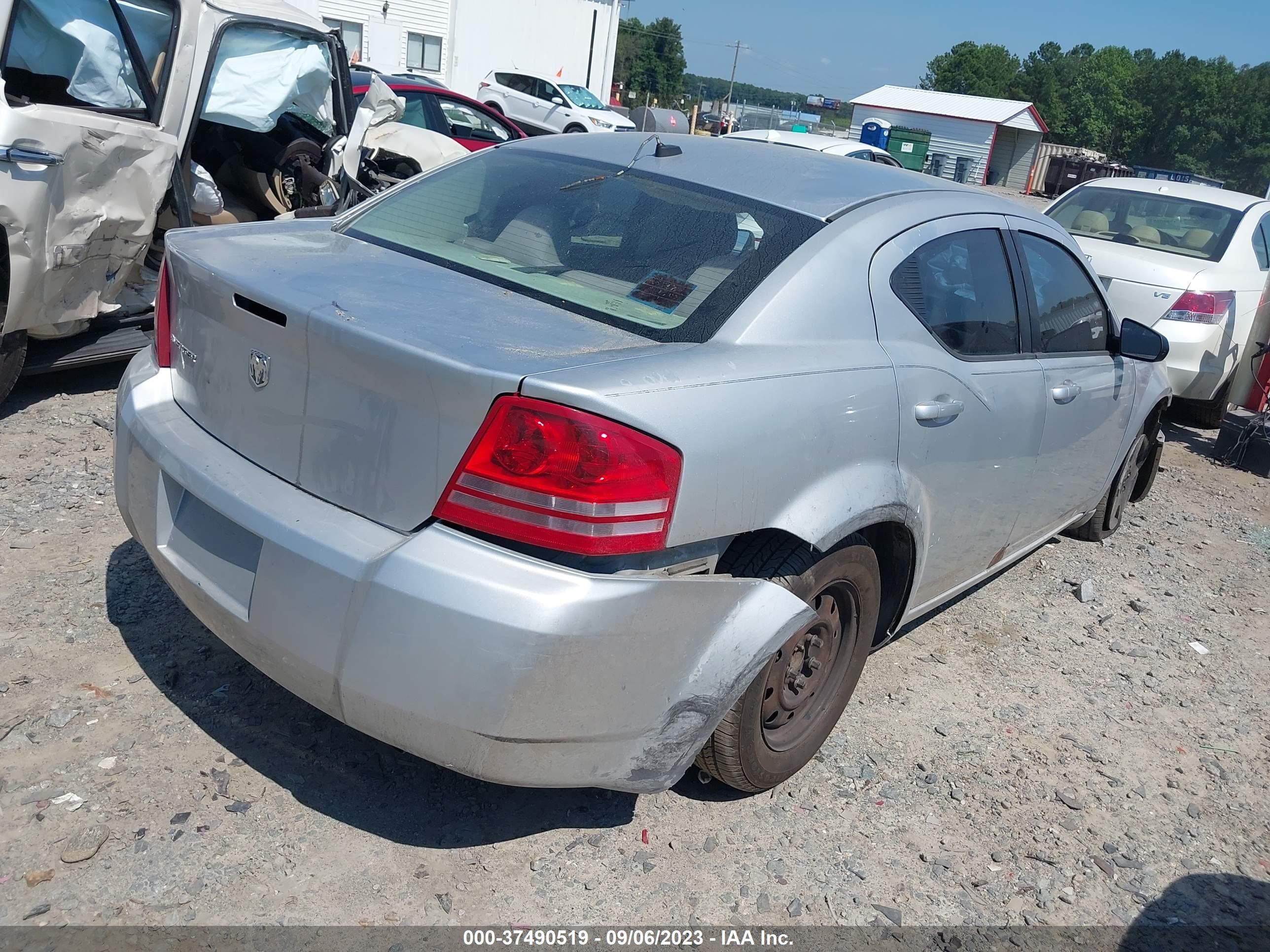 Photo 3 VIN: 1B3LC46J18N143812 - DODGE AVENGER 