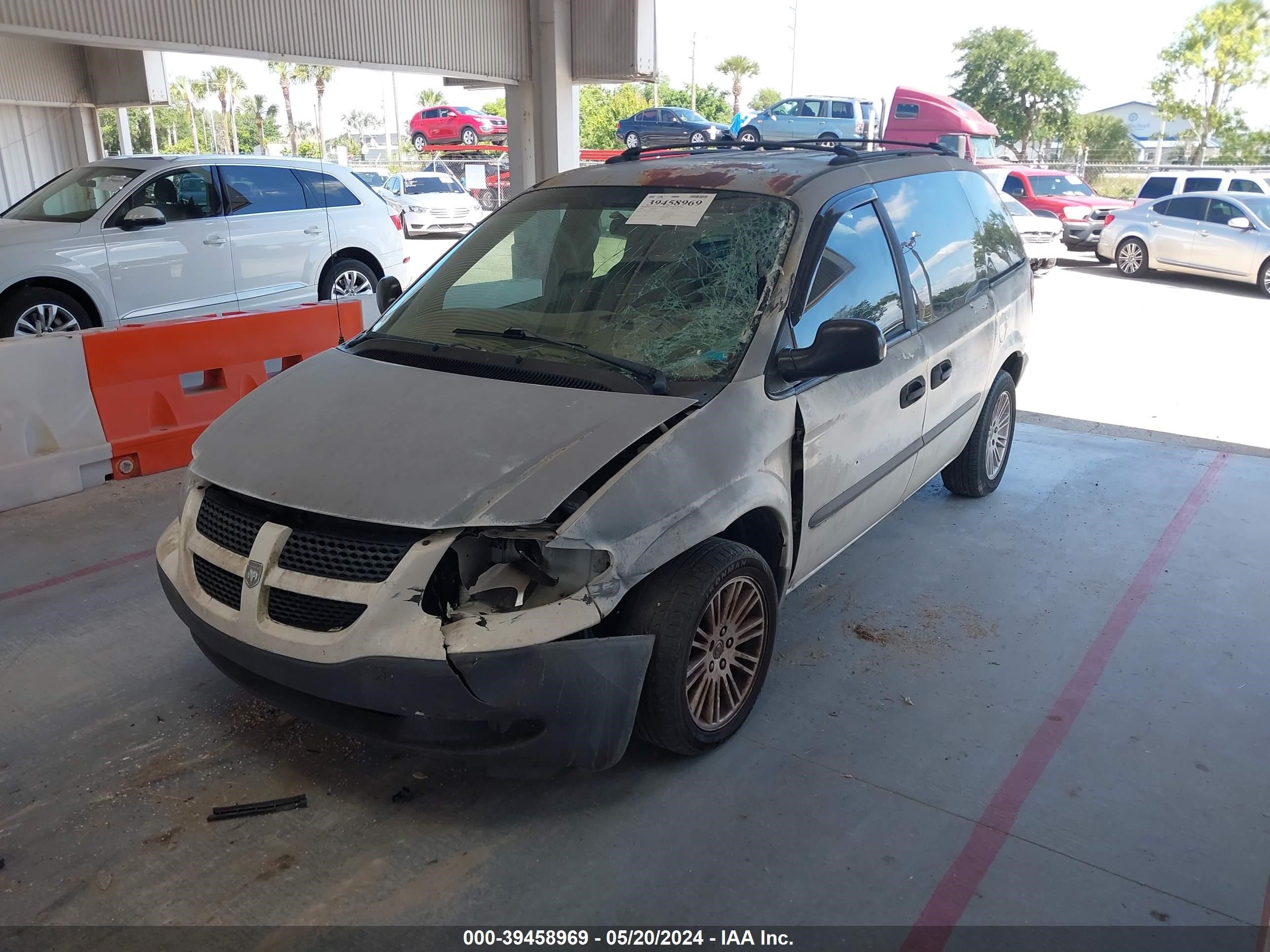 Photo 1 VIN: 1B4GP25332B697399 - DODGE CARAVAN 