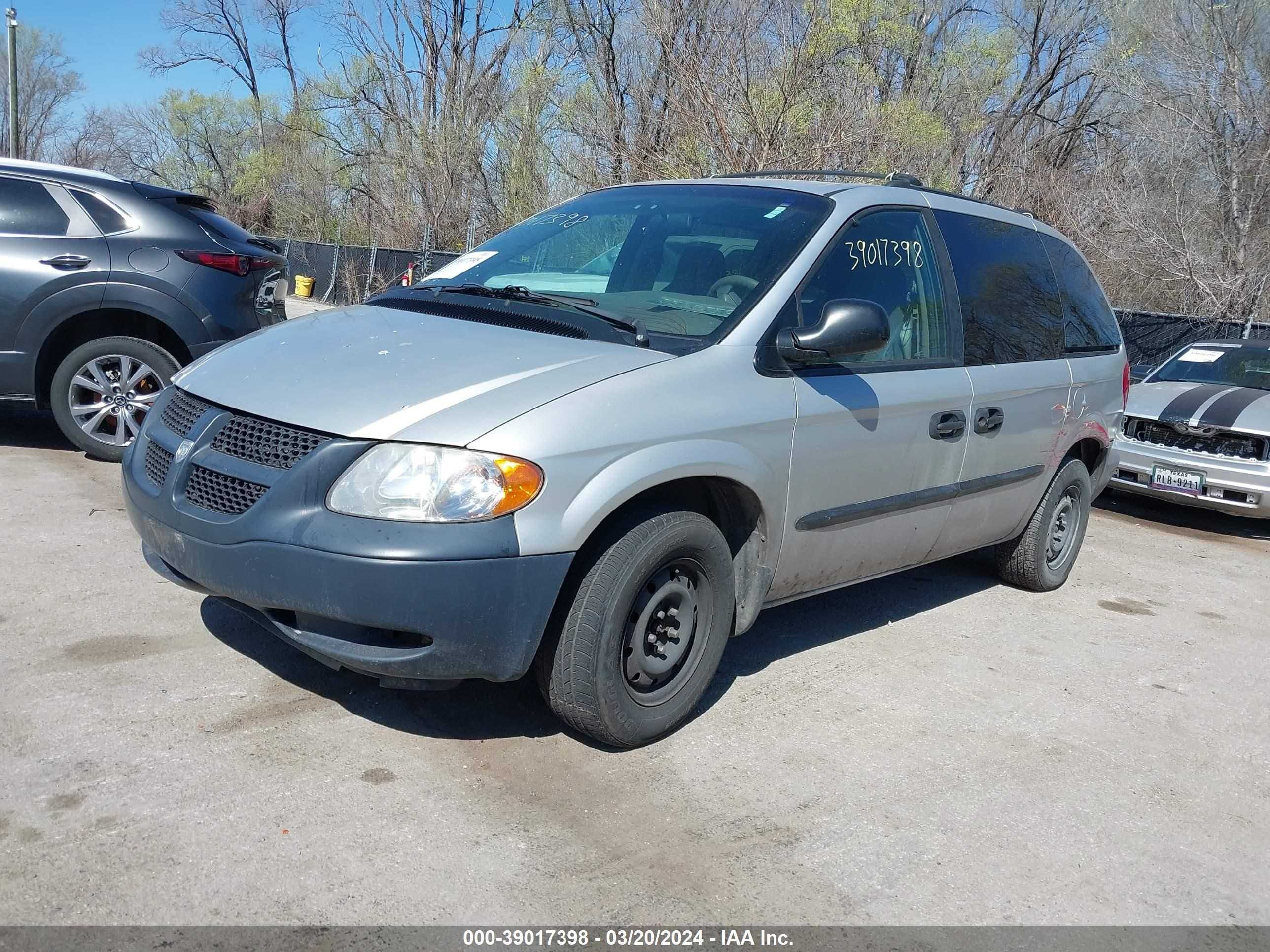 Photo 1 VIN: 1B4GP25351B203302 - DODGE CARAVAN 