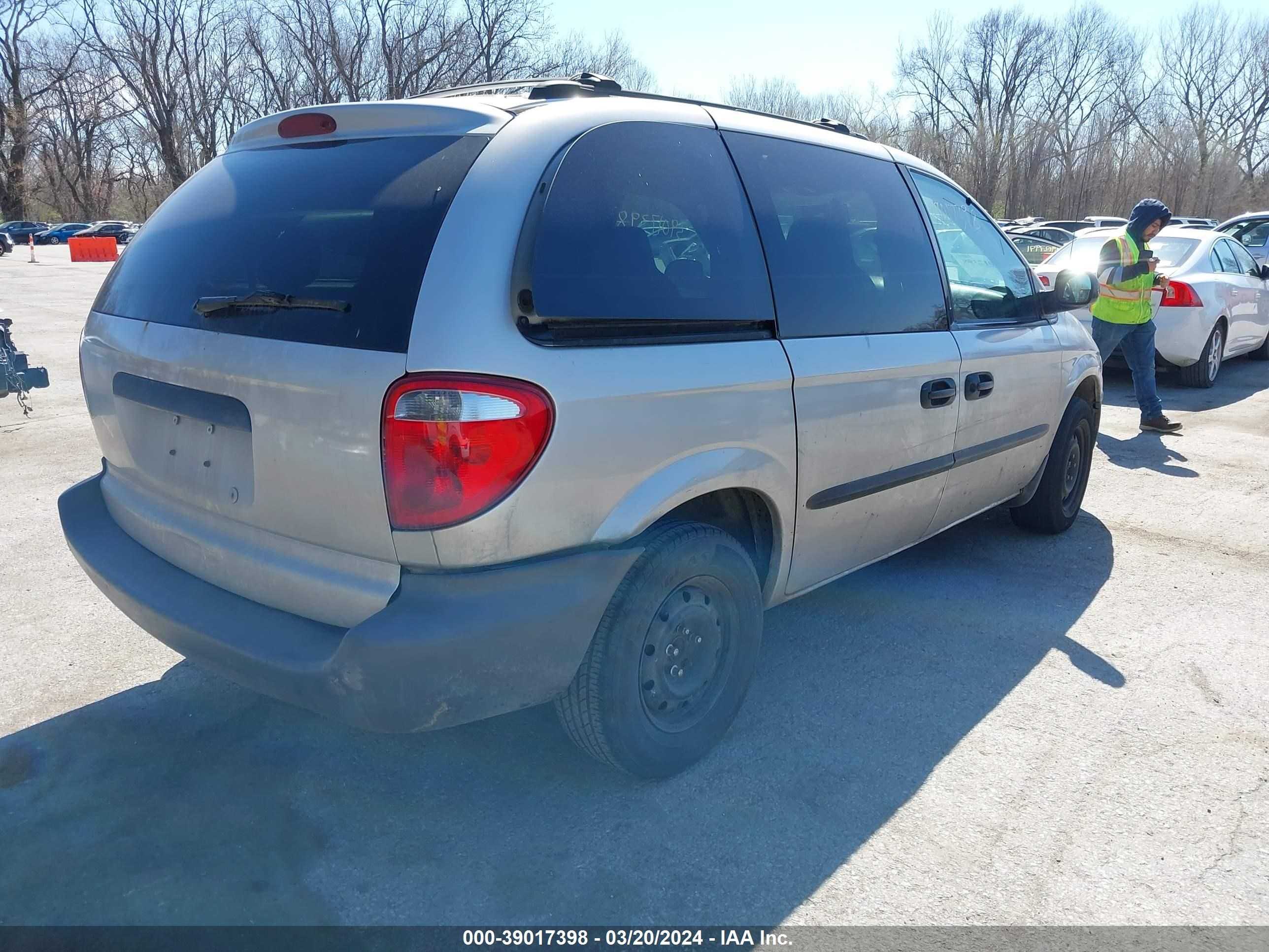 Photo 3 VIN: 1B4GP25351B203302 - DODGE CARAVAN 