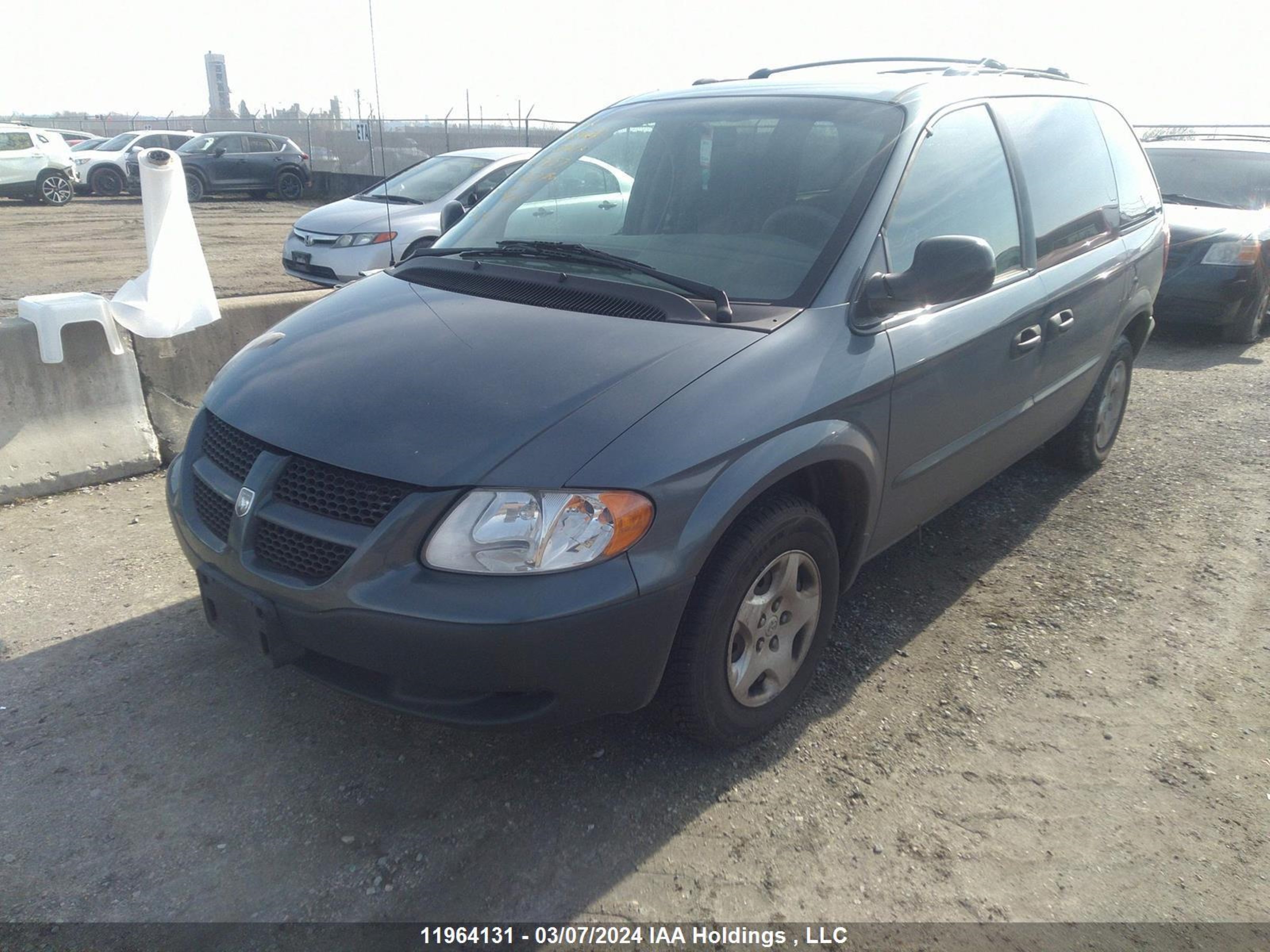 Photo 1 VIN: 1B4GP25R12B517857 - DODGE CARAVAN 