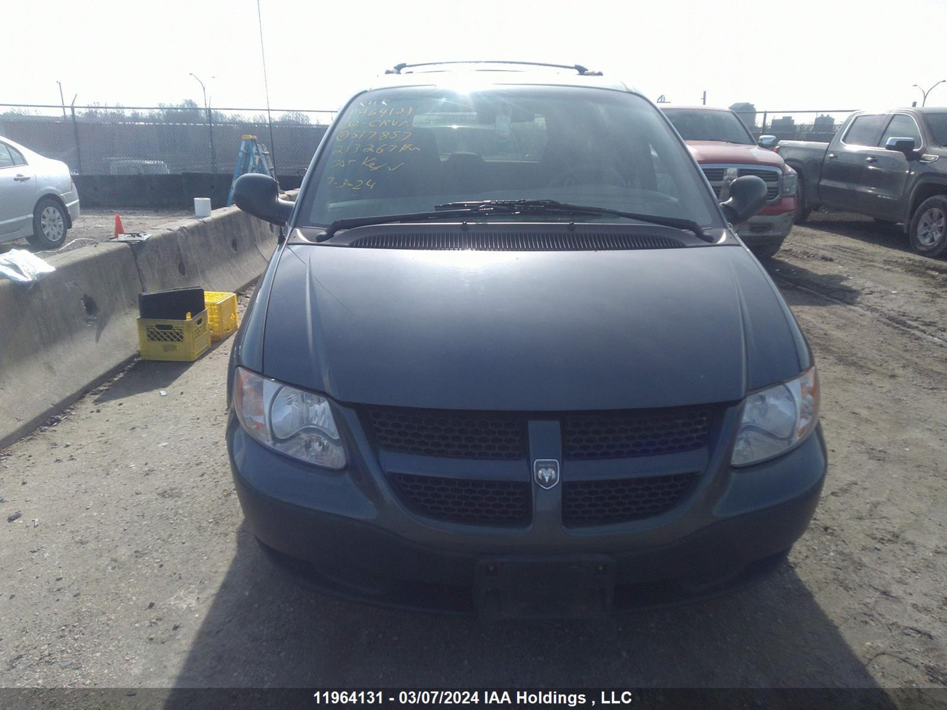 Photo 11 VIN: 1B4GP25R12B517857 - DODGE CARAVAN 